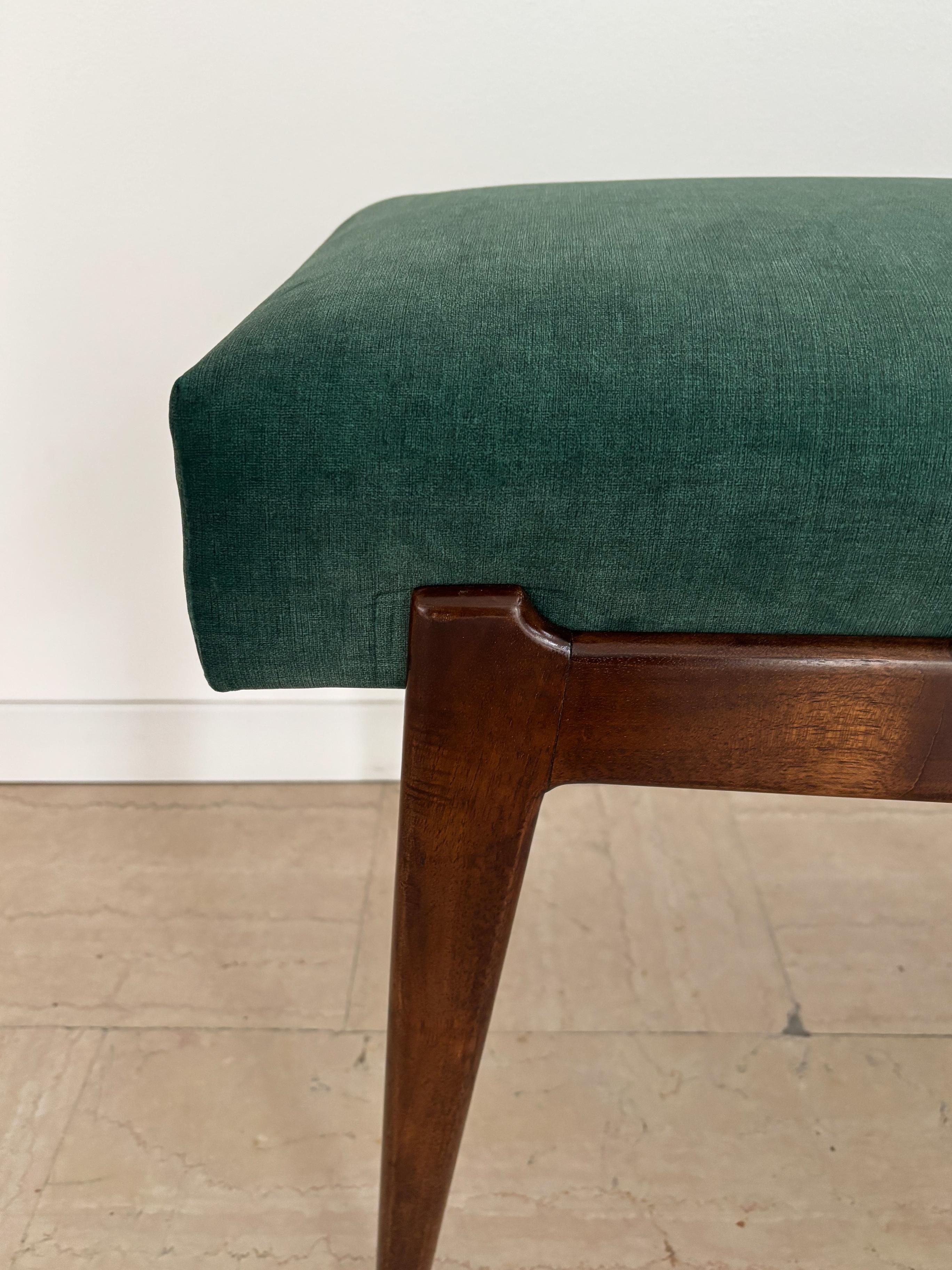 Velours Banc italien en bois massif et velours vert de conception moderne du milieu du siècle dernier, années 1950 en vente