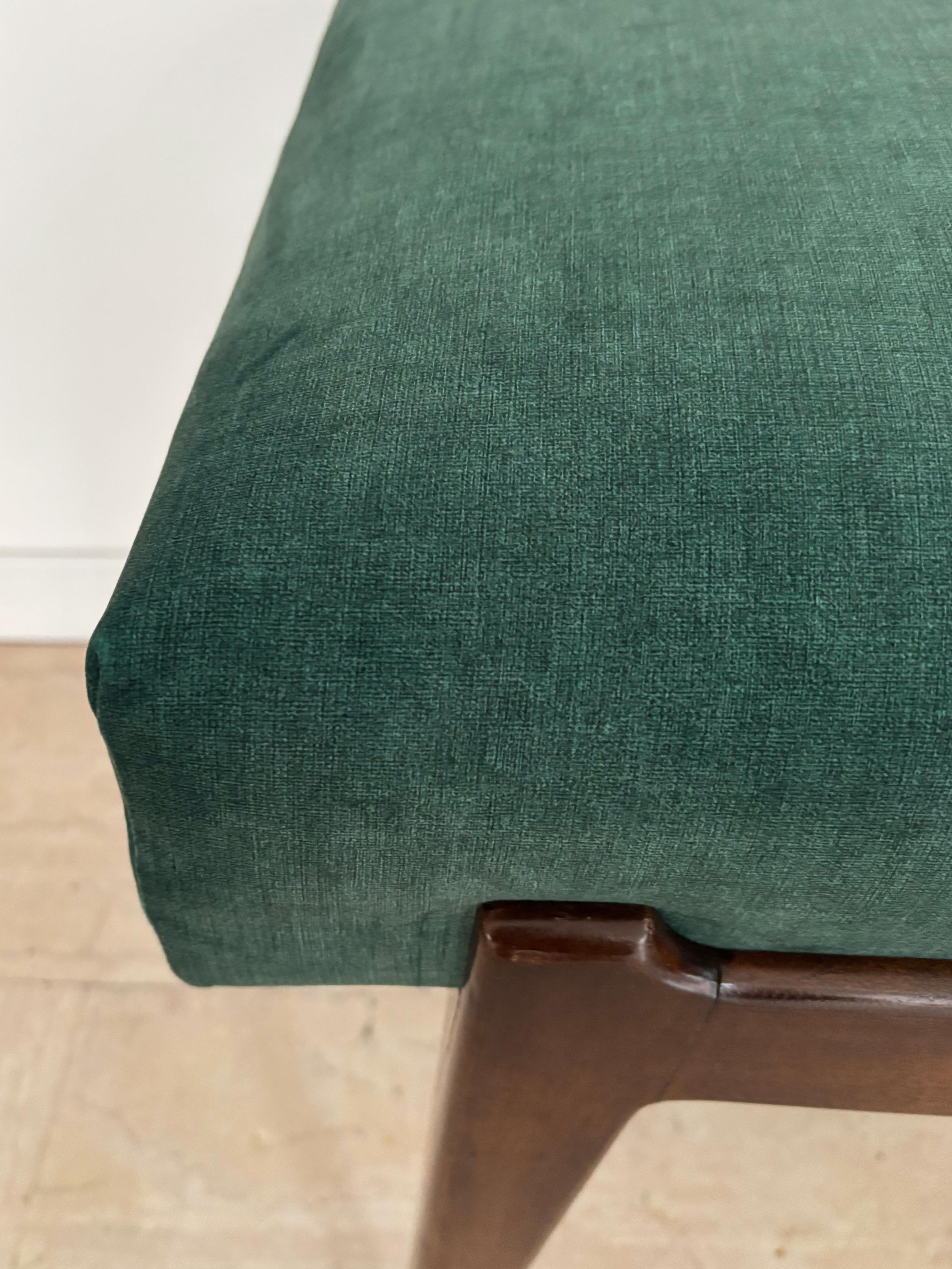 Banc italien en bois massif et velours vert de conception moderne du milieu du siècle dernier, années 1950 en vente 1