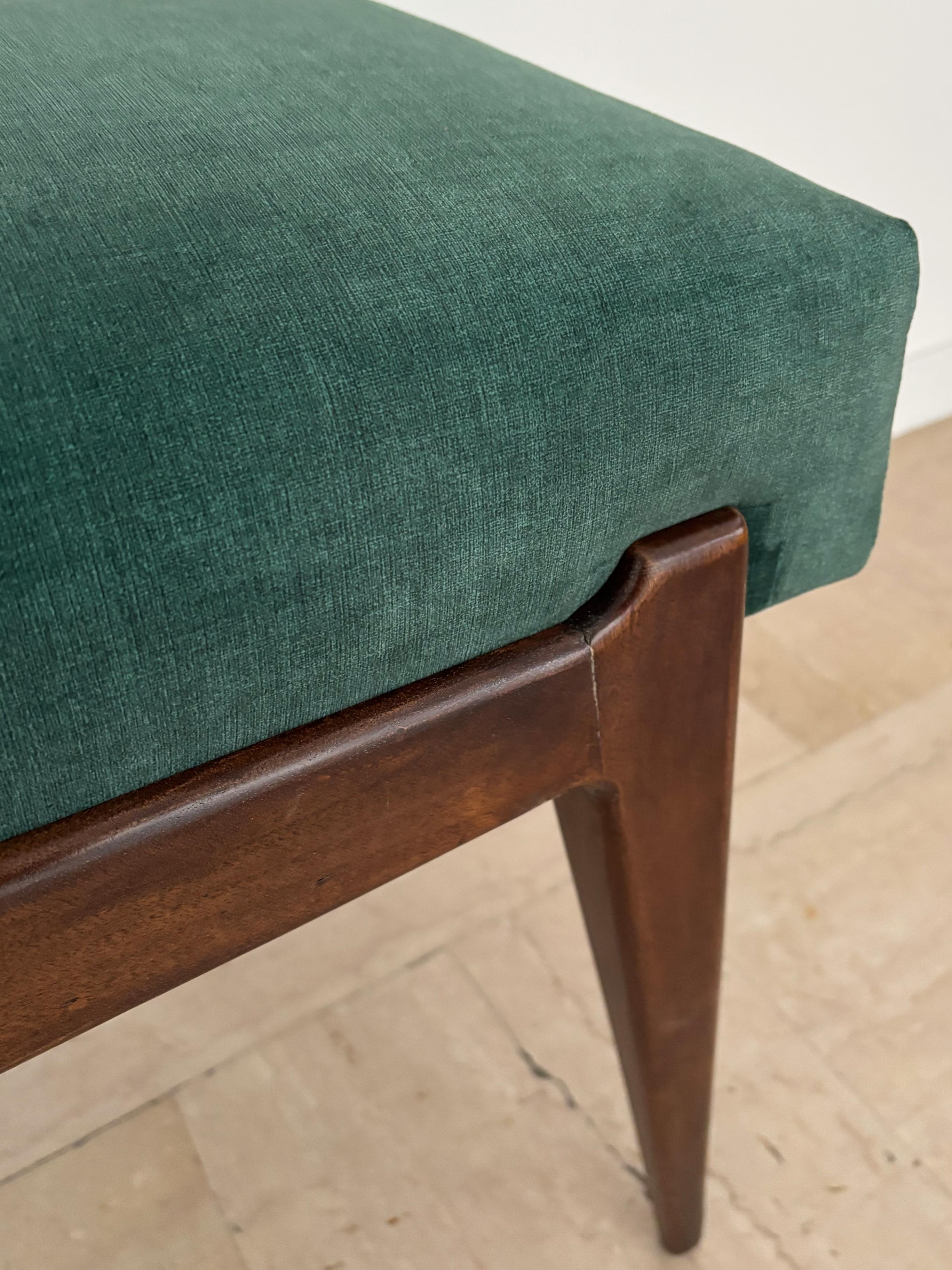 Banc italien en bois massif et velours vert de conception moderne du milieu du siècle dernier, années 1950 en vente 2
