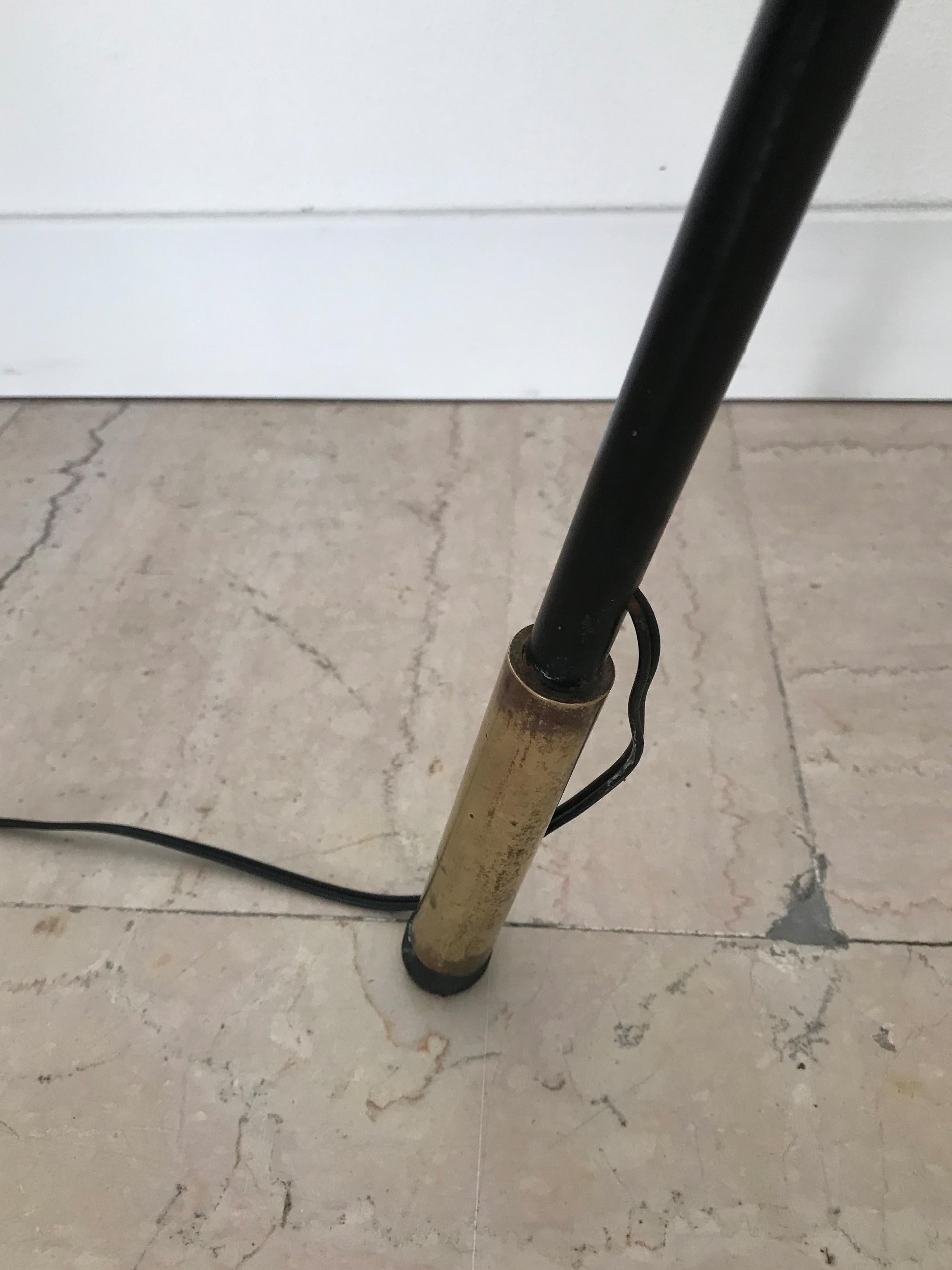 Lampada da terra italiana di design moderno del Medioevo Stilnovo in metallo e vetro anni '50 in vendita 3
