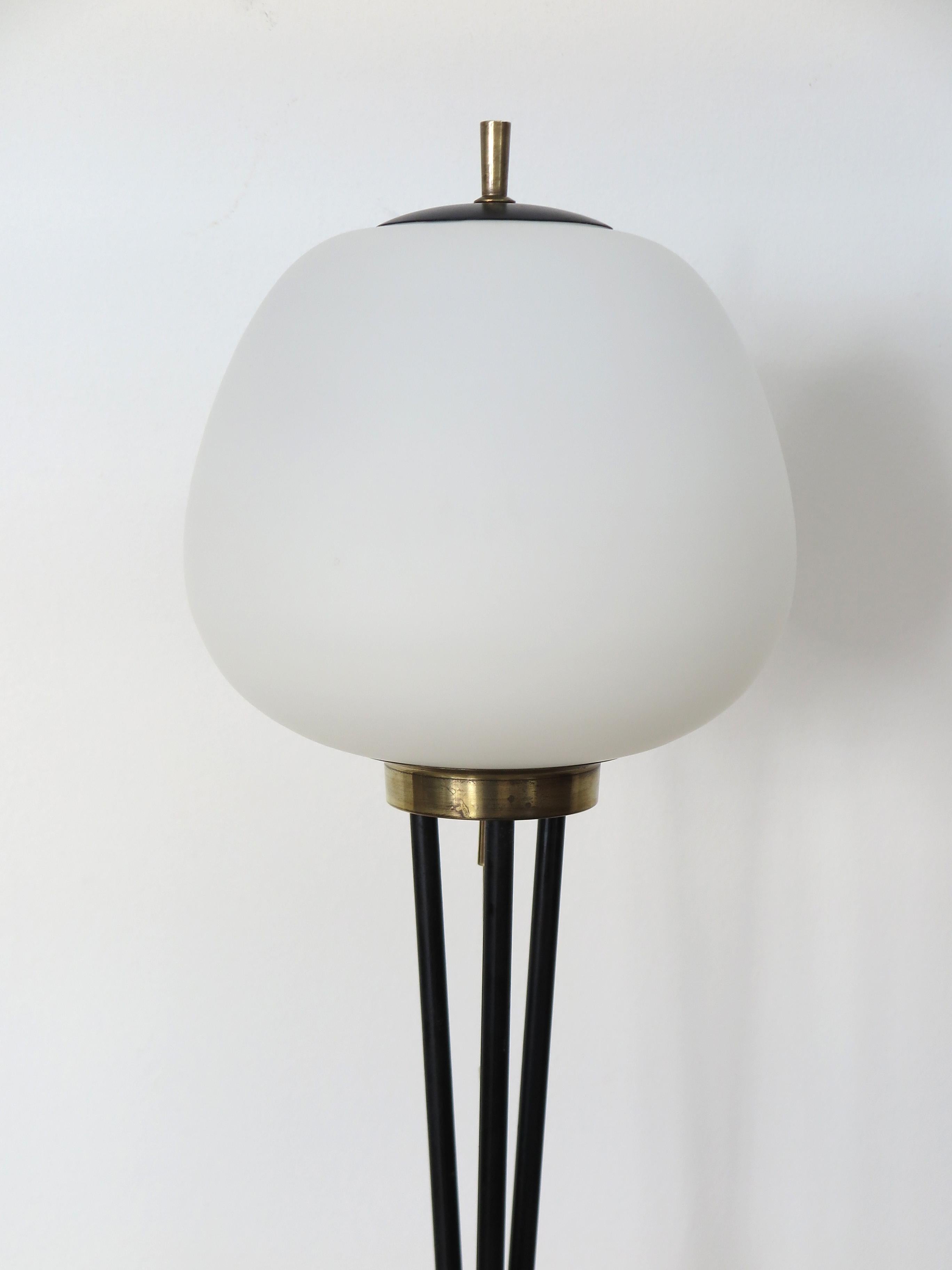 Mid-Century moderno Lampada da terra italiana di design moderno del Medioevo Stilnovo in metallo e vetro anni '50 in vendita