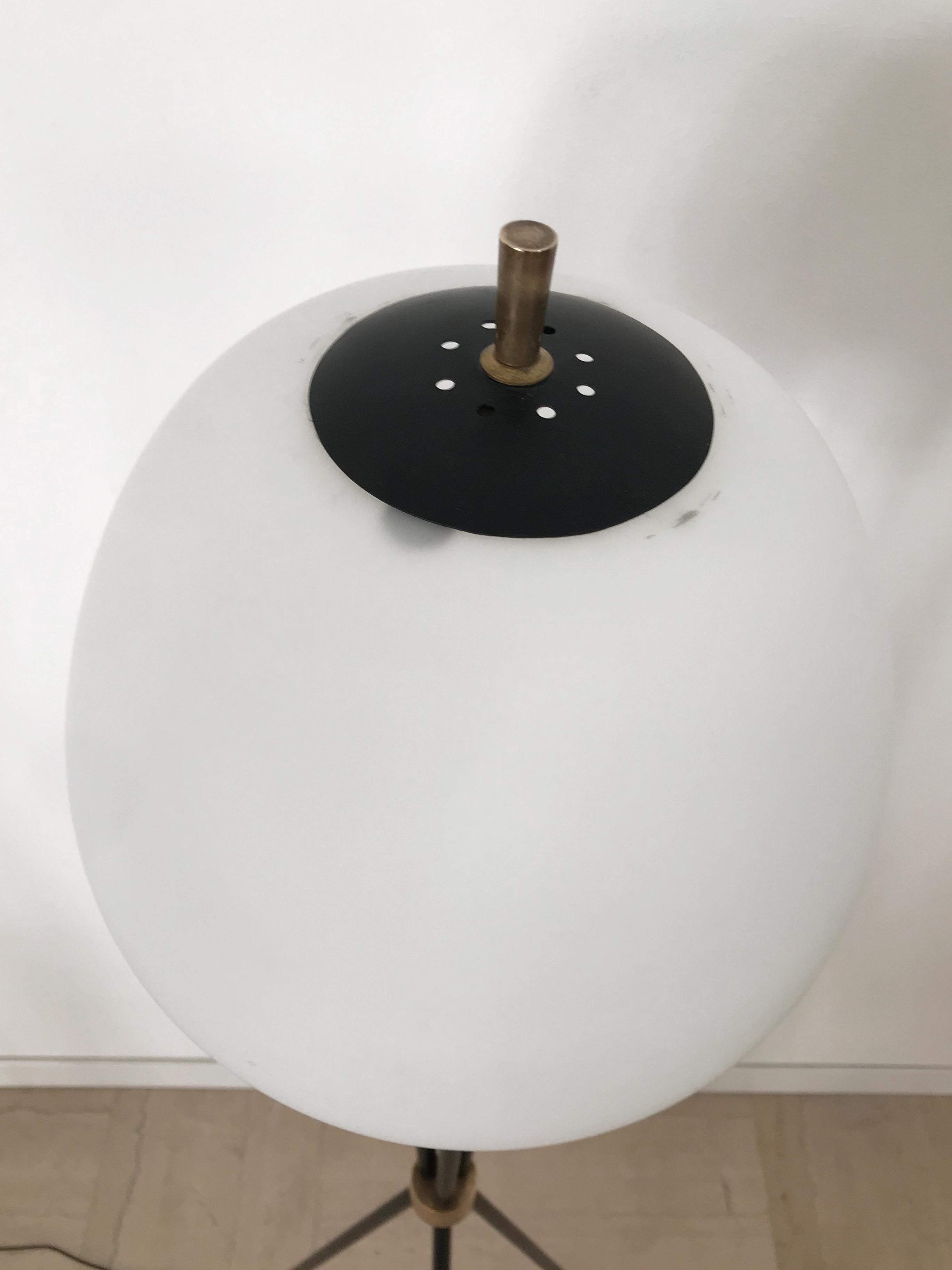 Italiano Lampada da terra italiana di design moderno del Medioevo Stilnovo in metallo e vetro anni '50 in vendita