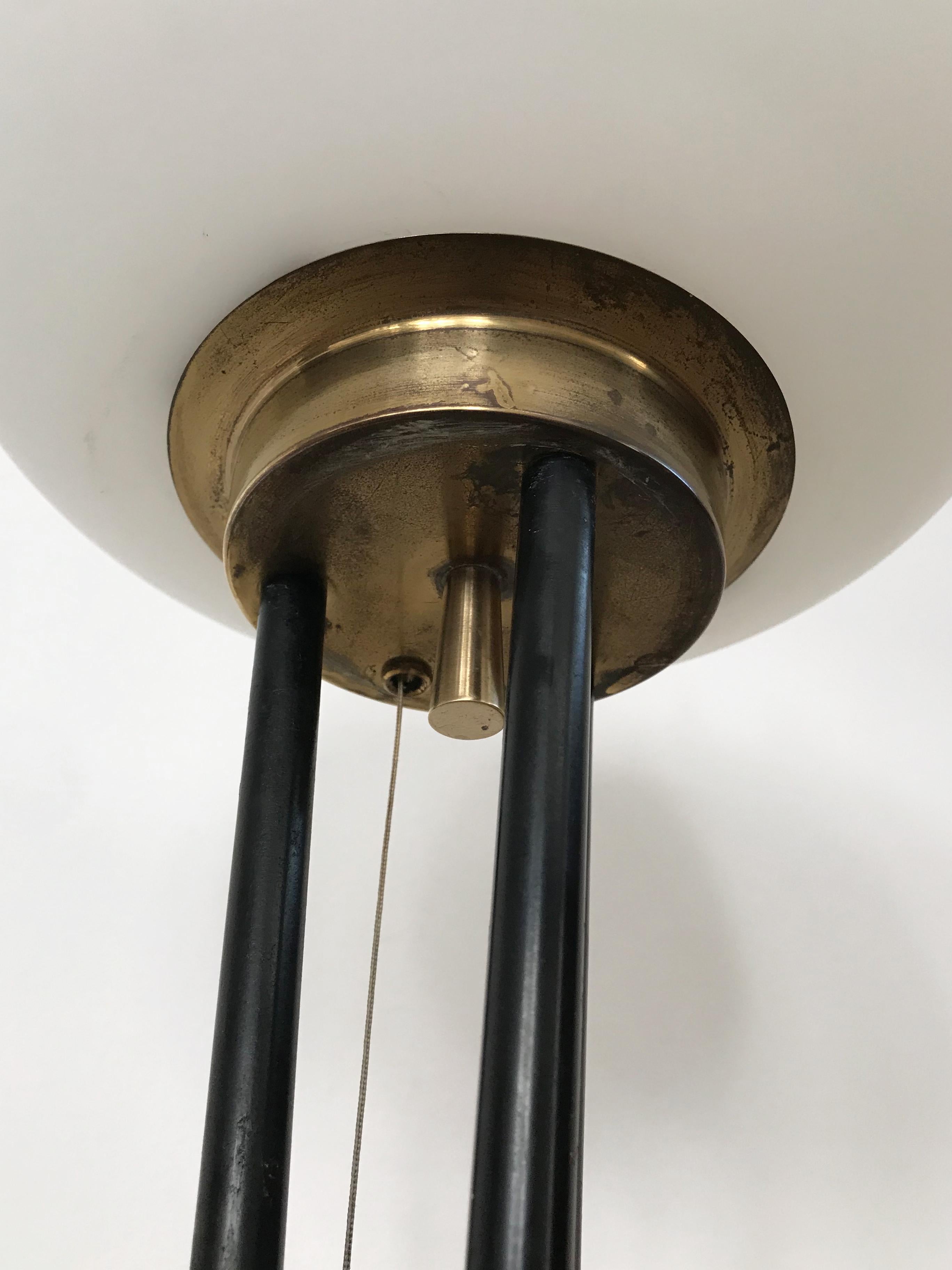 Lampada da terra italiana di design moderno del Medioevo Stilnovo in metallo e vetro anni '50 In condizioni buone in vendita a Reggio Emilia, IT