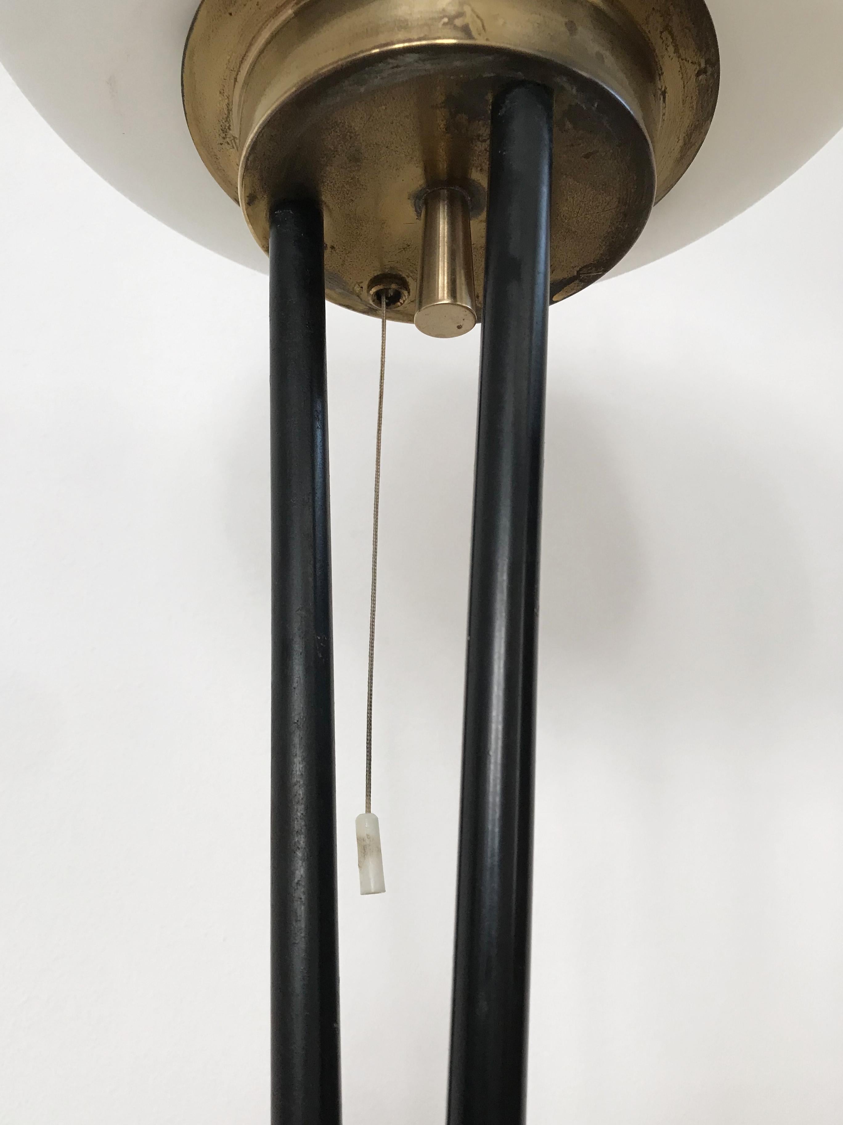 Metà XX secolo Lampada da terra italiana di design moderno del Medioevo Stilnovo in metallo e vetro anni '50 in vendita