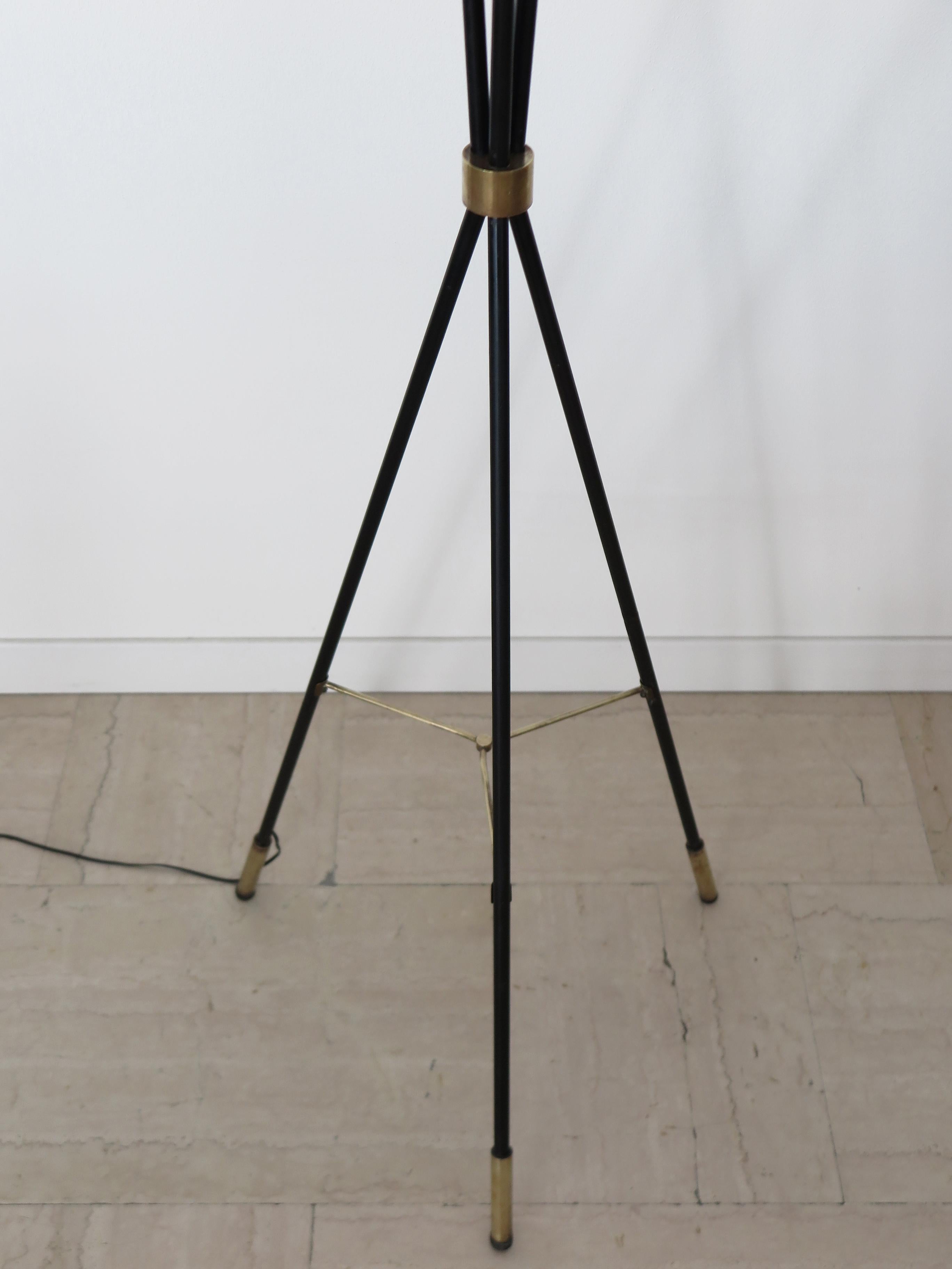 Lampada da terra italiana di design moderno del Medioevo Stilnovo in metallo e vetro anni '50 in vendita 1