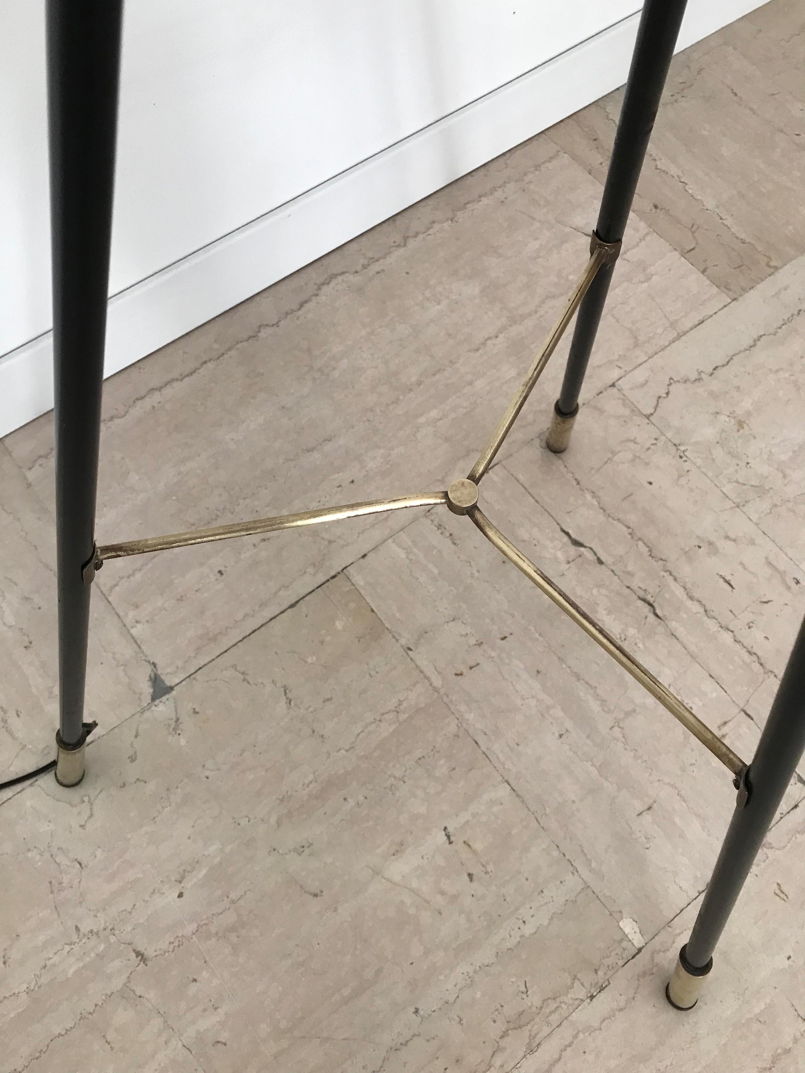 Lampada da terra italiana di design moderno del Medioevo Stilnovo in metallo e vetro anni '50 in vendita 2