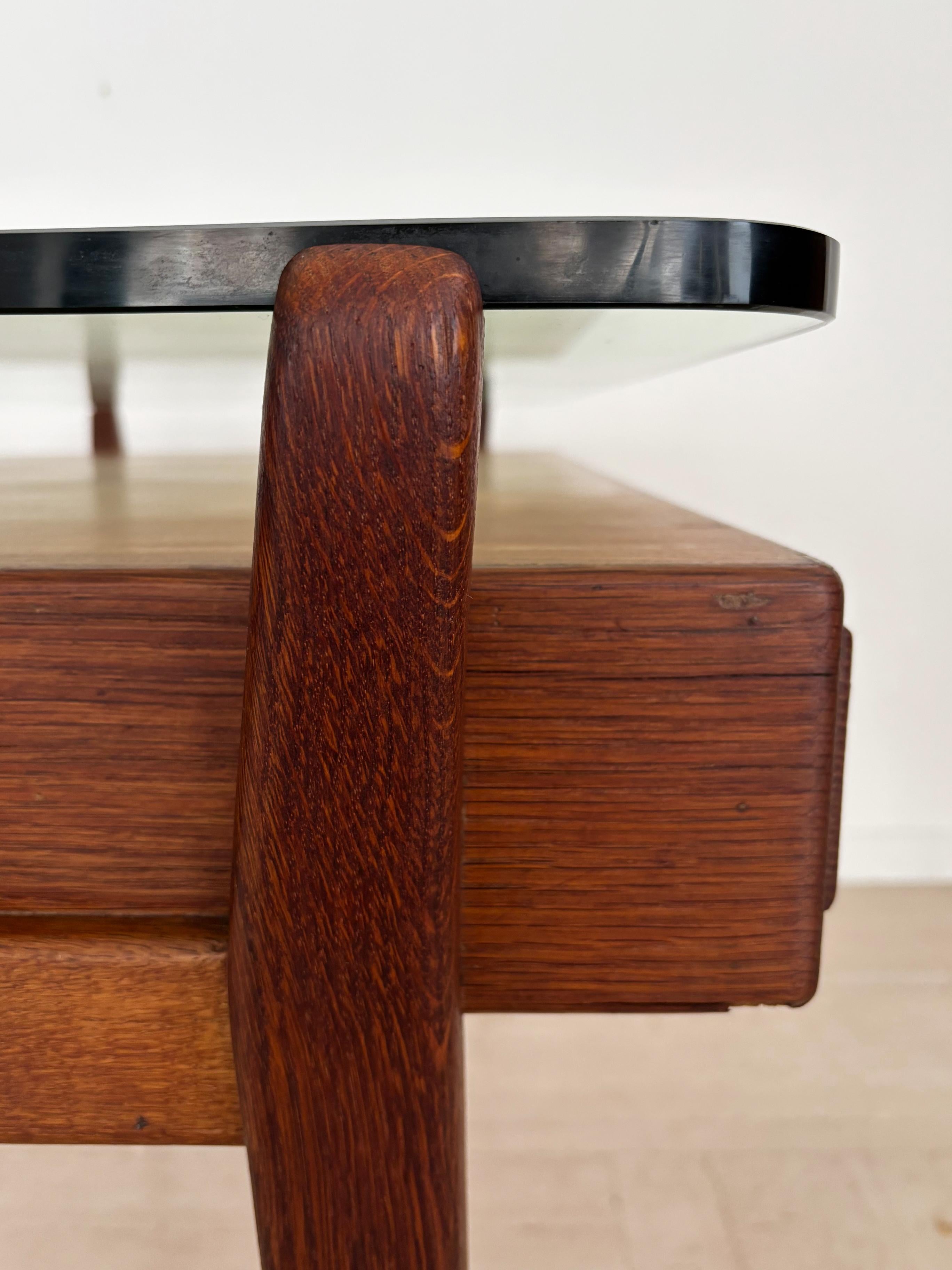 Escritorio italiano de diseño moderno de mediados de siglo de madera y cristal de los años 50 en venta 4