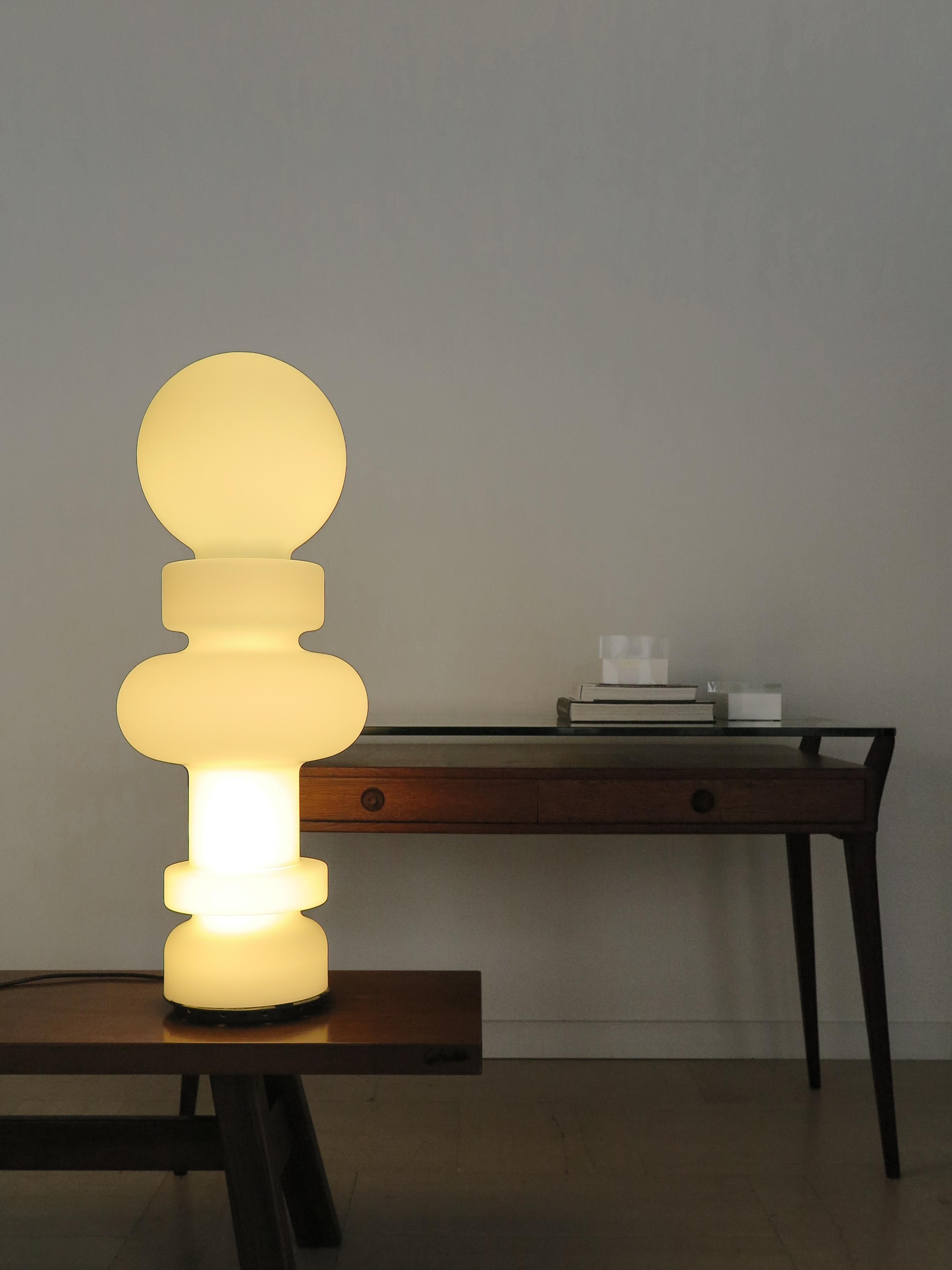 Escritorio italiano de diseño moderno de mediados de siglo de madera y cristal de los años 50 mediados del siglo XX en venta
