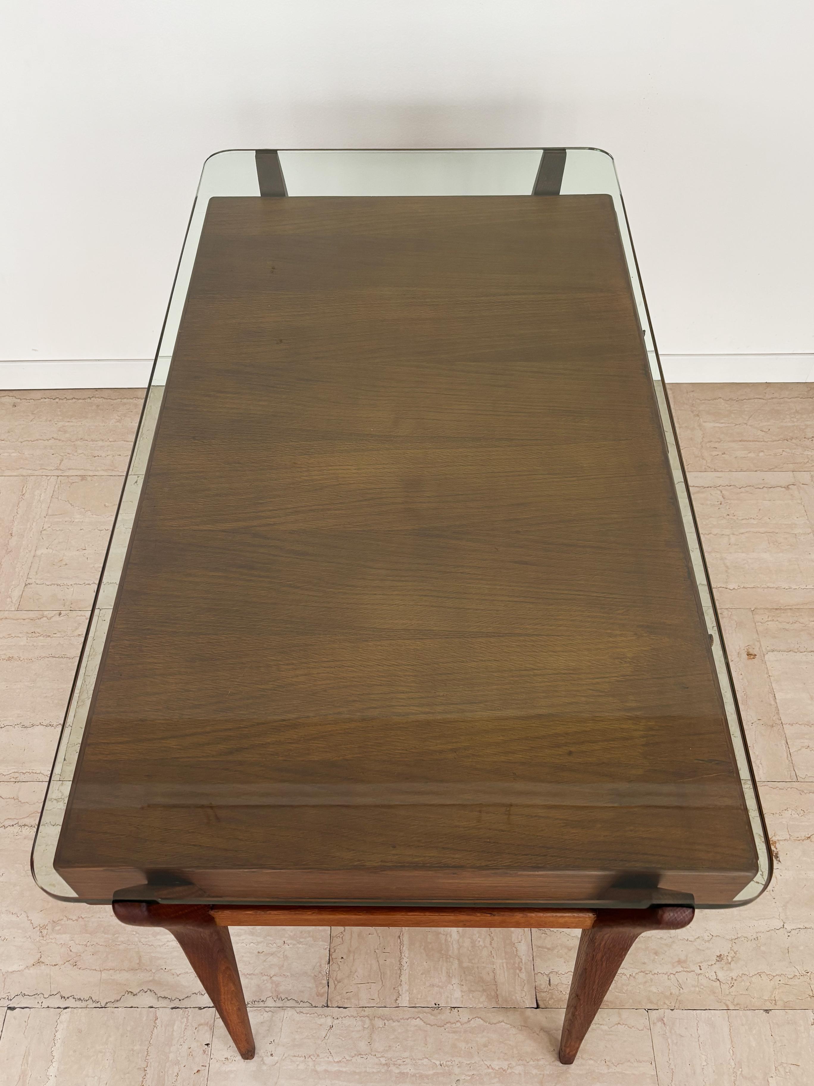 Escritorio italiano de diseño moderno de mediados de siglo de madera y cristal de los años 50 Vidrio en venta