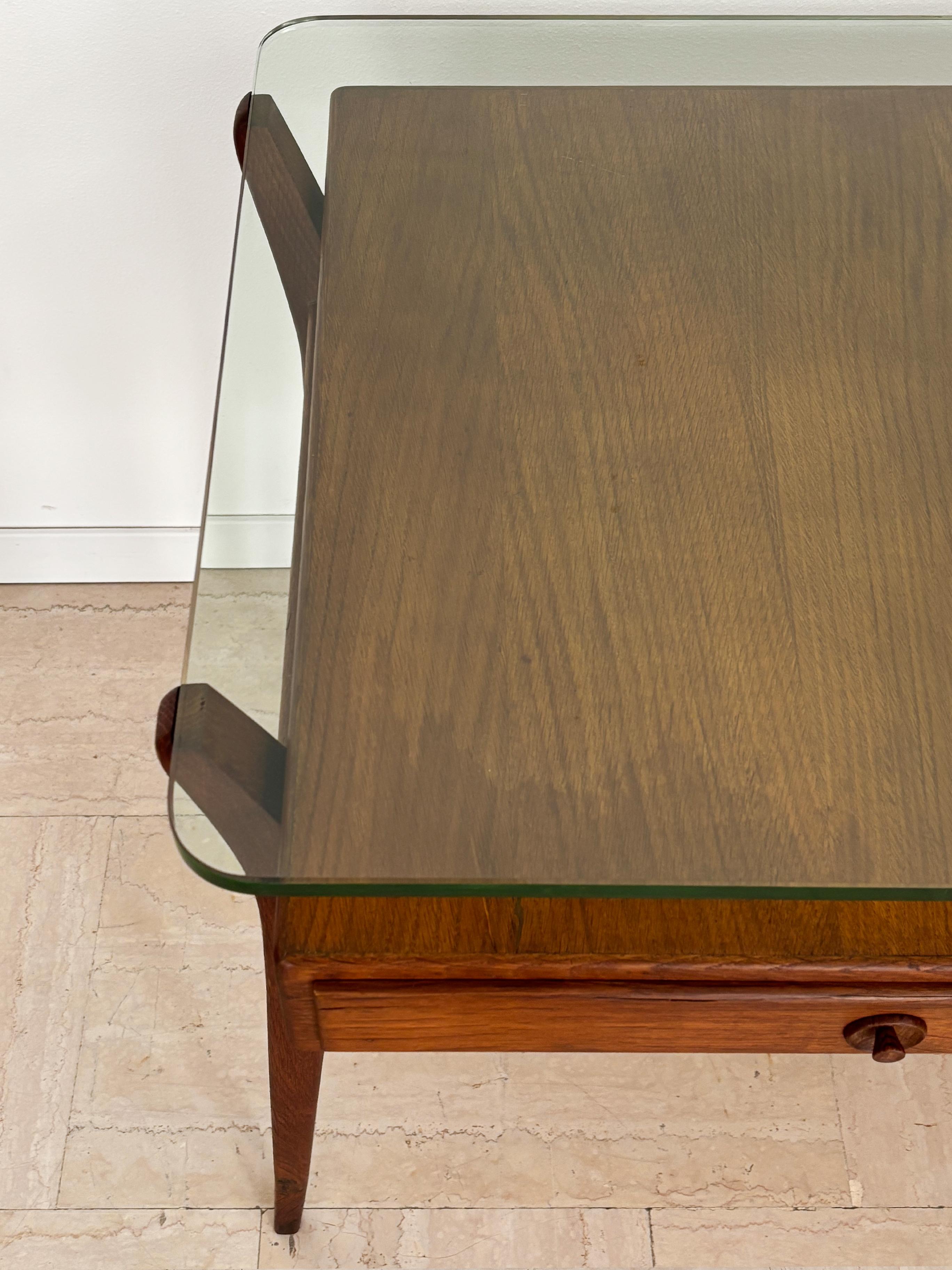 Escritorio italiano de diseño moderno de mediados de siglo de madera y cristal de los años 50 en venta 1