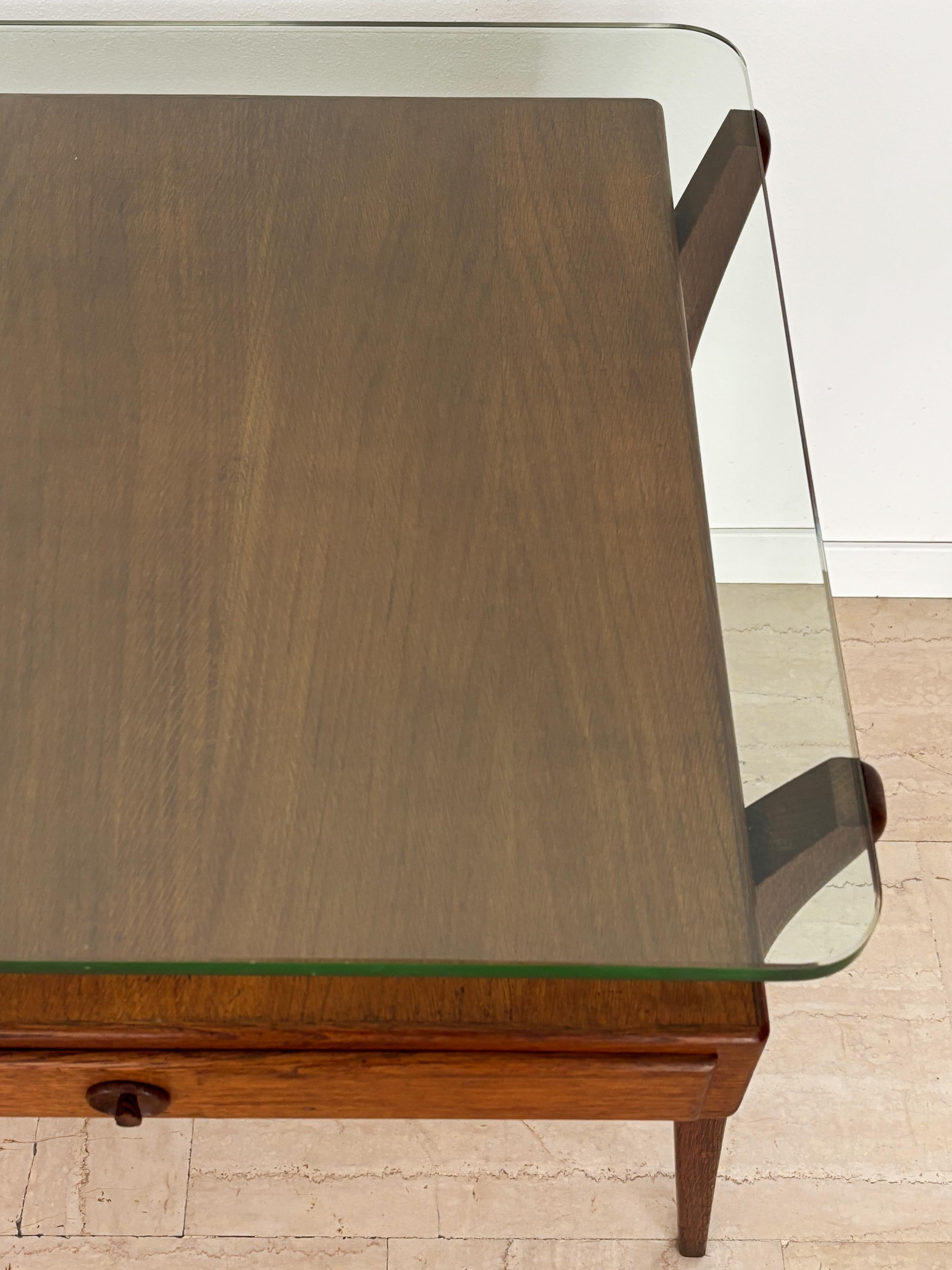 Escritorio italiano de diseño moderno de mediados de siglo de madera y cristal de los años 50 en venta 2