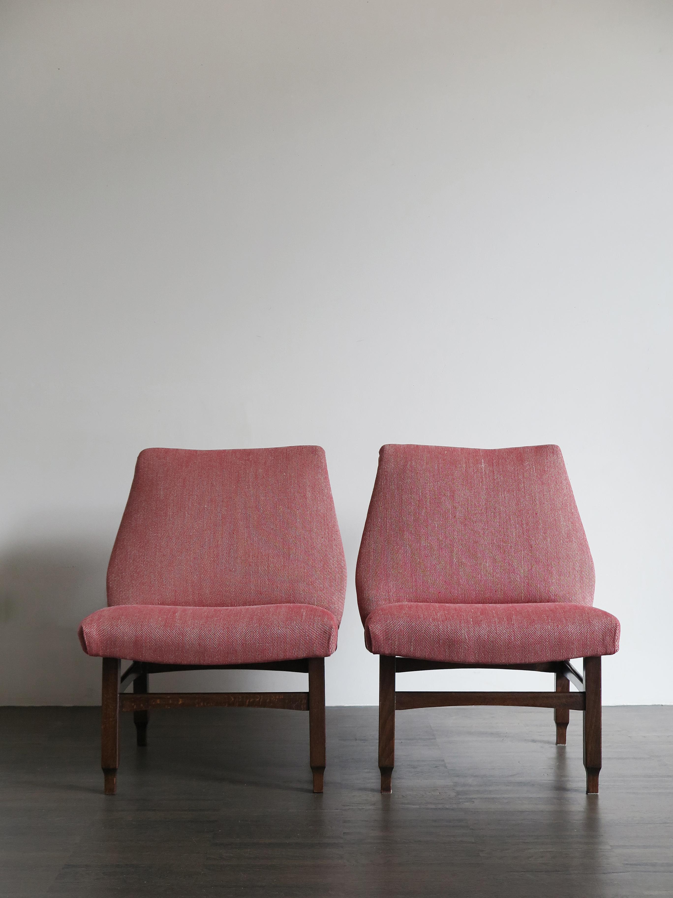 Set of two Italian Mid-Century Modern design armchairs with legs structure in solid wood and with new padding and upholstery, 1950s.
Very excellent vintage condition.