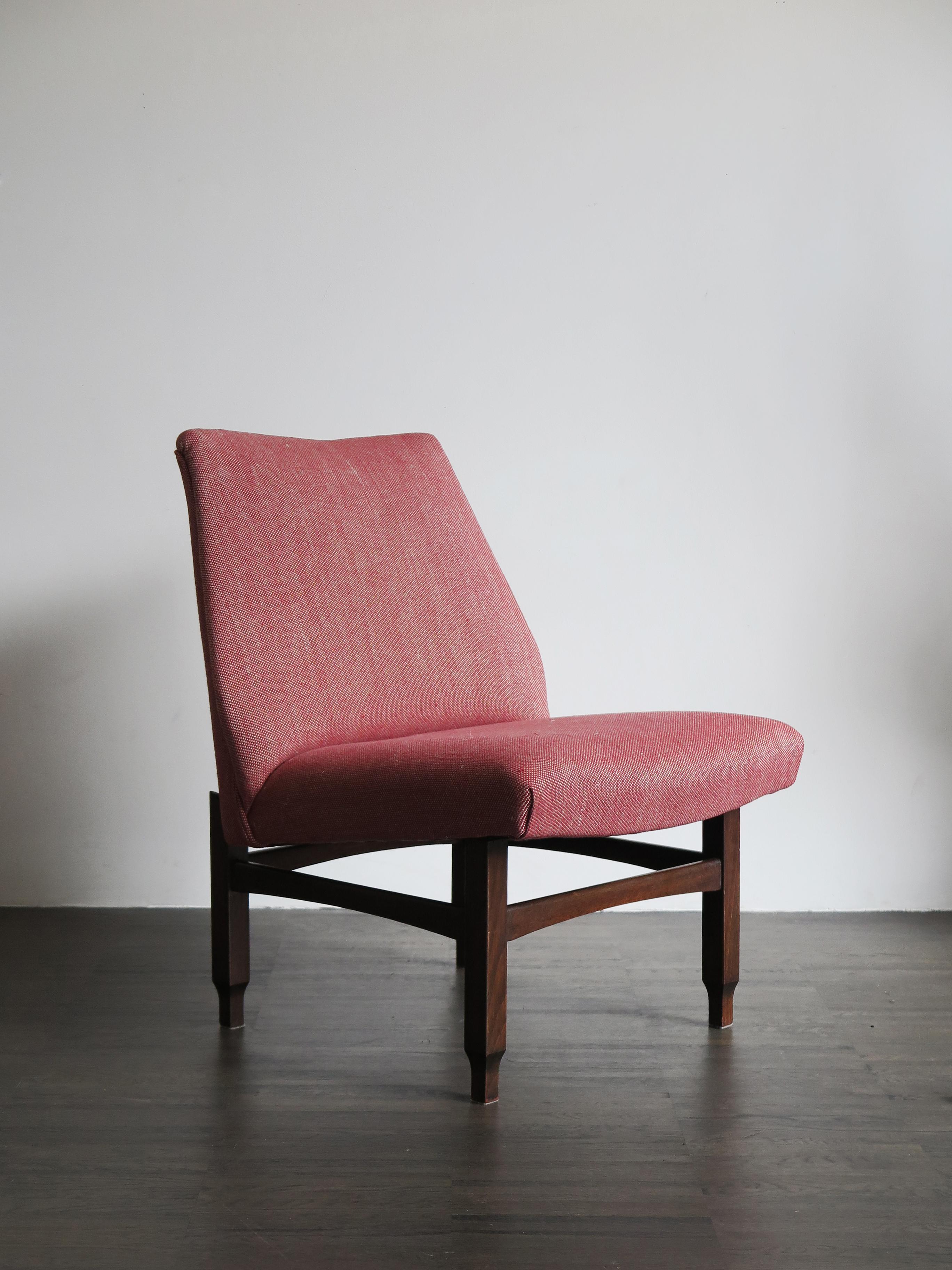 Italienische Sessel aus Holz und rotem Stoff im modernen italienischen Midcentury-Design, 1950er Jahre im Zustand „Hervorragend“ im Angebot in Reggio Emilia, IT