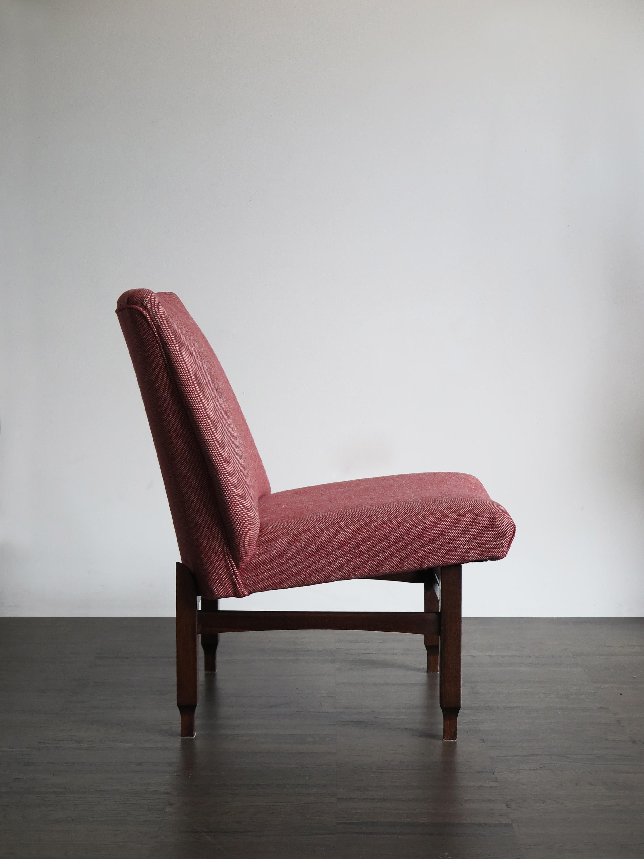 Italienische Sessel aus Holz und rotem Stoff im modernen italienischen Midcentury-Design, 1950er Jahre (Mitte des 20. Jahrhunderts) im Angebot