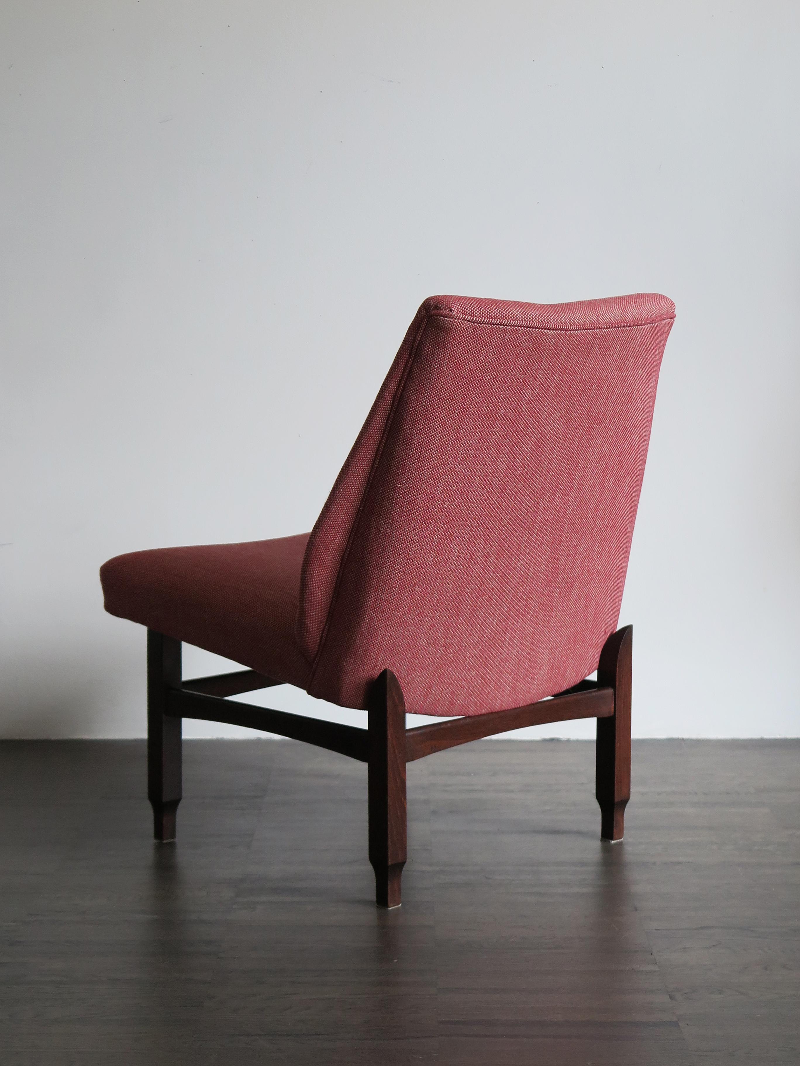 Italienische Sessel aus Holz und rotem Stoff im modernen italienischen Midcentury-Design, 1950er Jahre im Angebot 1