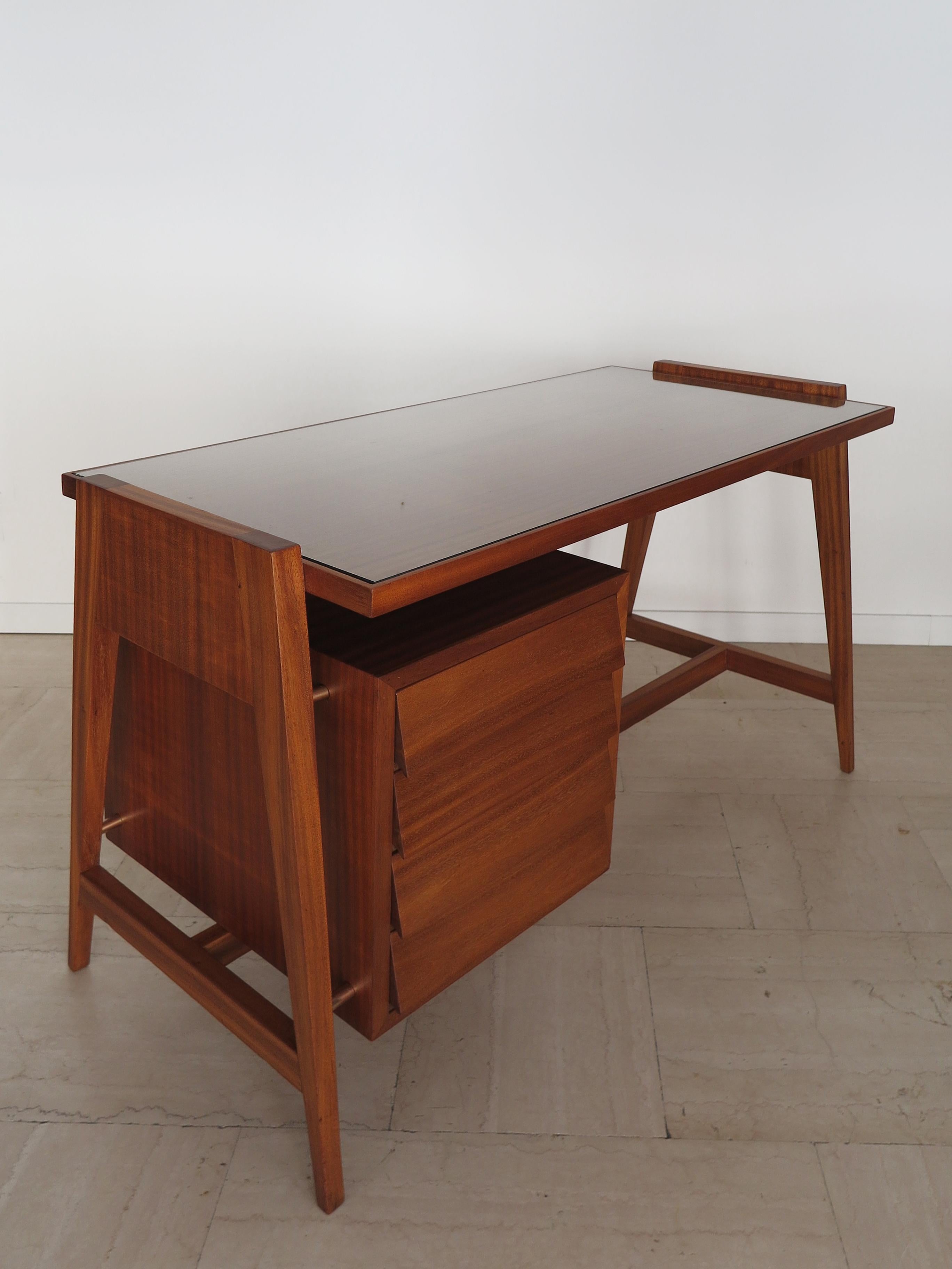 Italian midcentury modern design desk with wooden frame and brass details, interlocking glass top and four drawers, production Italy 1950s

Please note that the item is original of the period and this shows normal signs of age and use.