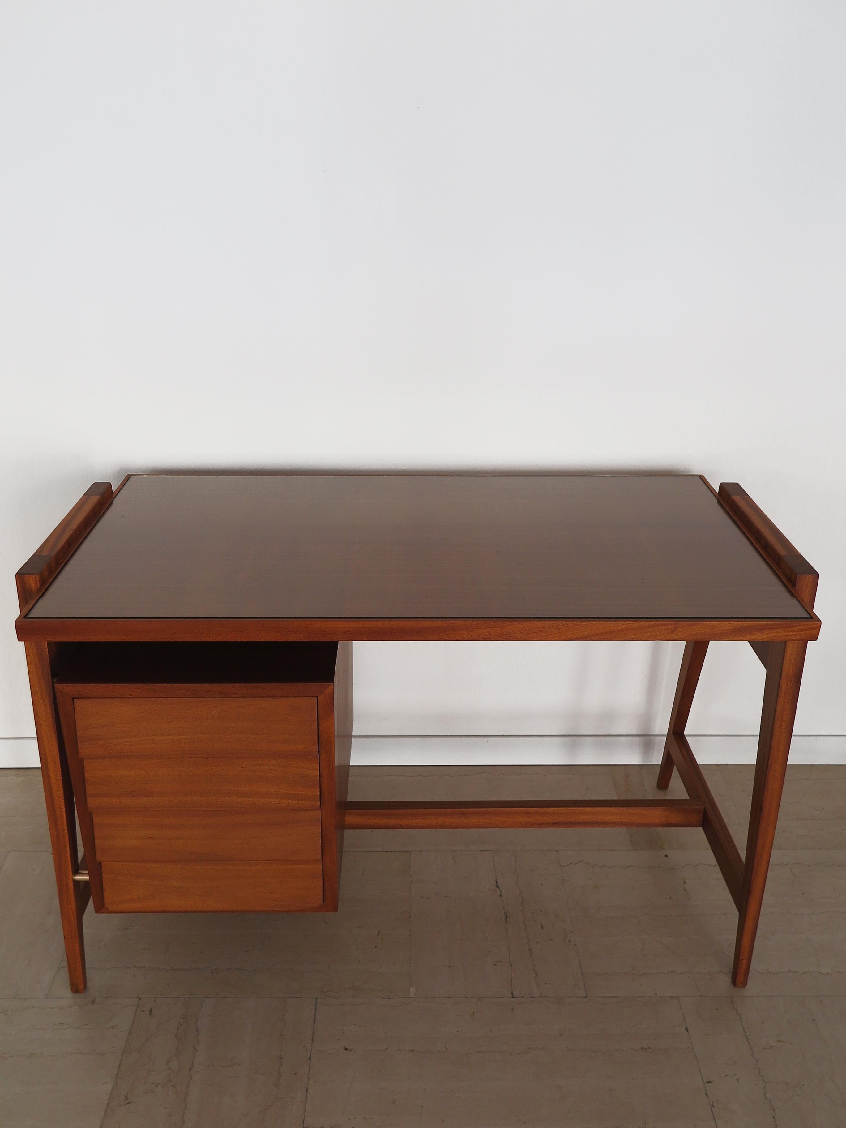 Italian Midcentury Modern Design Wood Glass Brass Desk 1950s In Good Condition For Sale In Reggio Emilia, IT