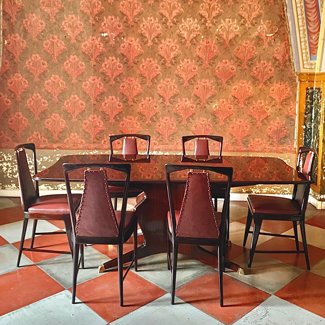 Salle à manger en acajou et palissandre, Osvaldo Borsani pour Atelier Borsani Varedo, Italie 1950's

Elegant ensemble de salle à manger vintage composé de six chaises en acajou massif et faux cuir rouge, d'un bois de peuplier massif magnifiquement