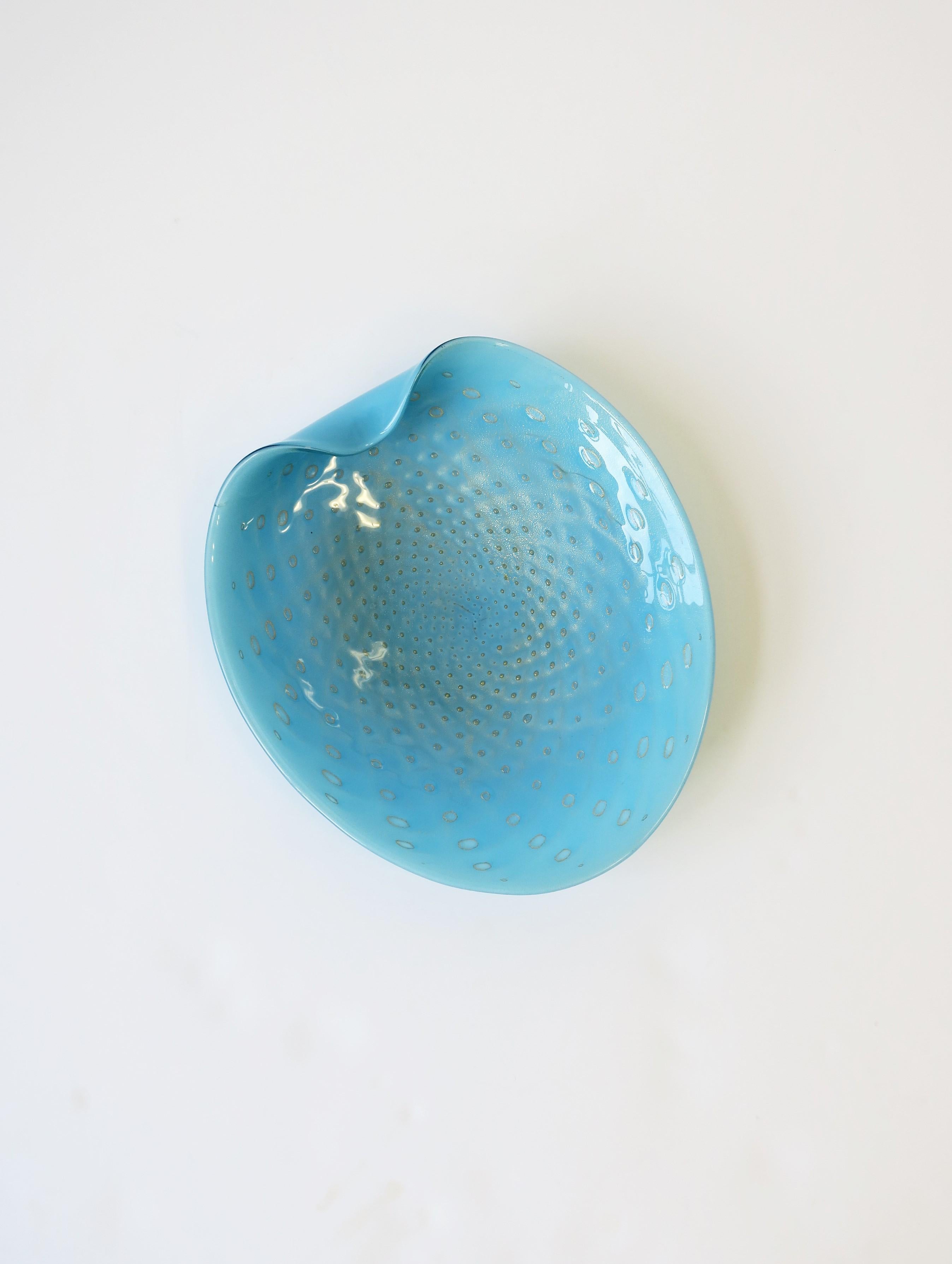 A beautiful vintage oval Mid-Century Modern Italian Murano baby blue and gold hand-blown art glass bowl with a 'controlled bubble' design, attributed to designer Alfredo Bambini, Italy, circa 1960s. Great as a standalone piece, catchall, candy dish,