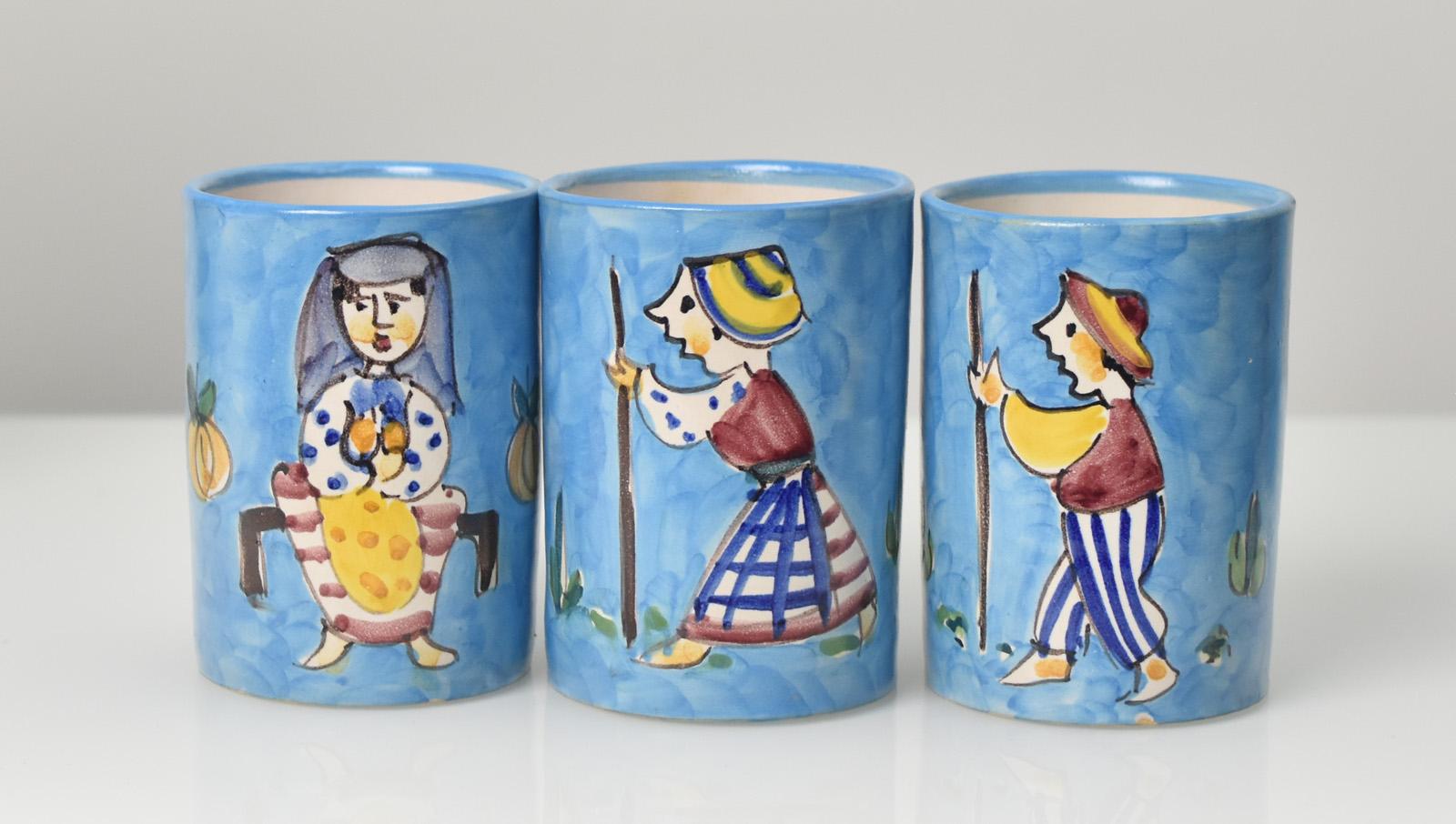 Set de limonade en poterie Mid-Century Modern de Vietri Italy composé d'un pichet, de 6 gobelets et d'une tasse à café assortie. Toutes les pièces sont décorées de scènes de la vie rurale peintes à la main qui rappellent les designs d'Irene