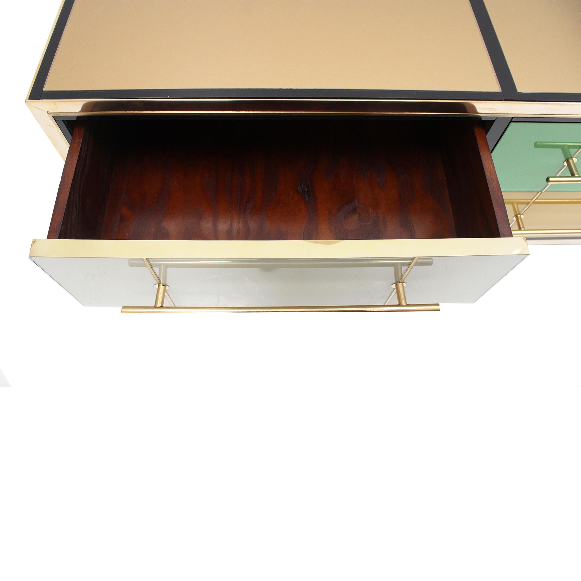 Italienisches Mid-Century-Modern-Sideboard aus Massivholz und farbigem Glas, 1950er Jahre im Angebot 4