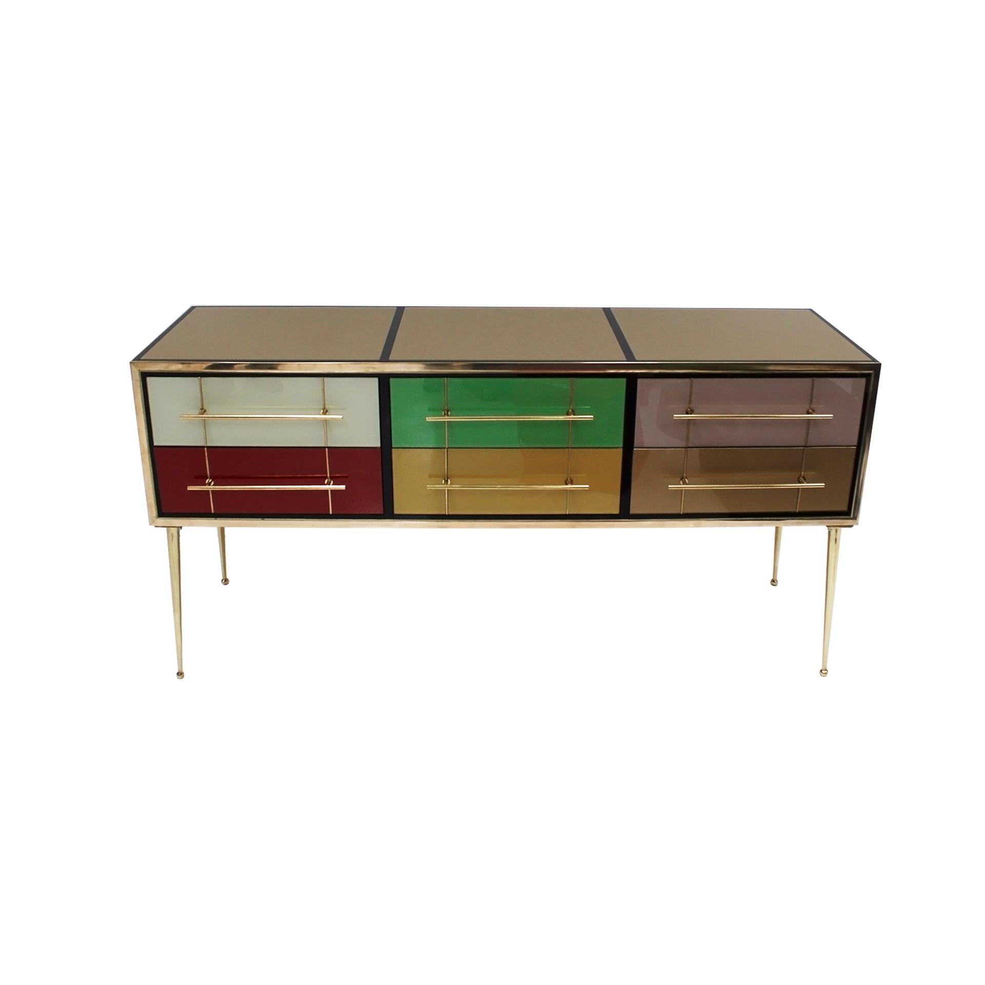 Elegantes italienisches Sideboard aus den 1950er Jahren mit einer Struktur aus Massivholz, die mit lebhaft gefärbtem Glas verkleidet ist. Dieses auffällige Möbelstück verfügt über sechs Schubladen, die viel Stauraum bieten und gleichzeitig ein