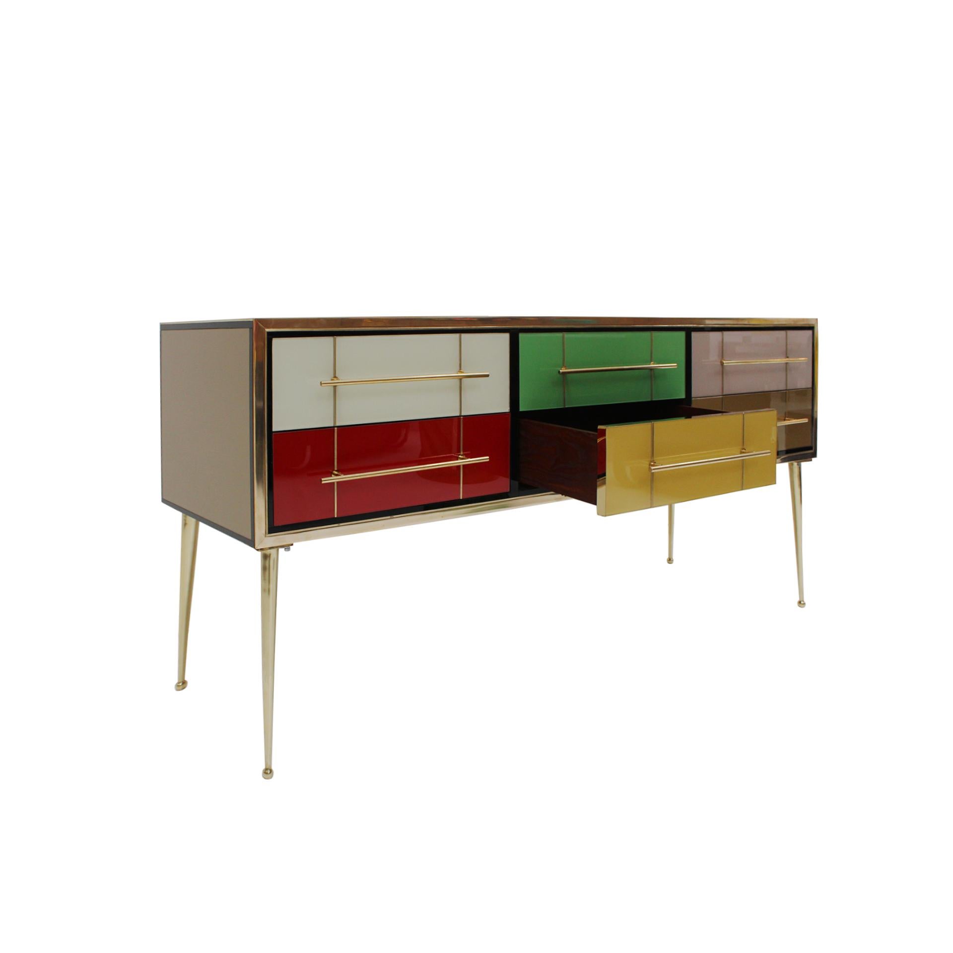 Italienisches Mid-Century-Modern-Sideboard aus Massivholz und farbigem Glas, 1950er Jahre (Mitte des 20. Jahrhunderts) im Angebot
