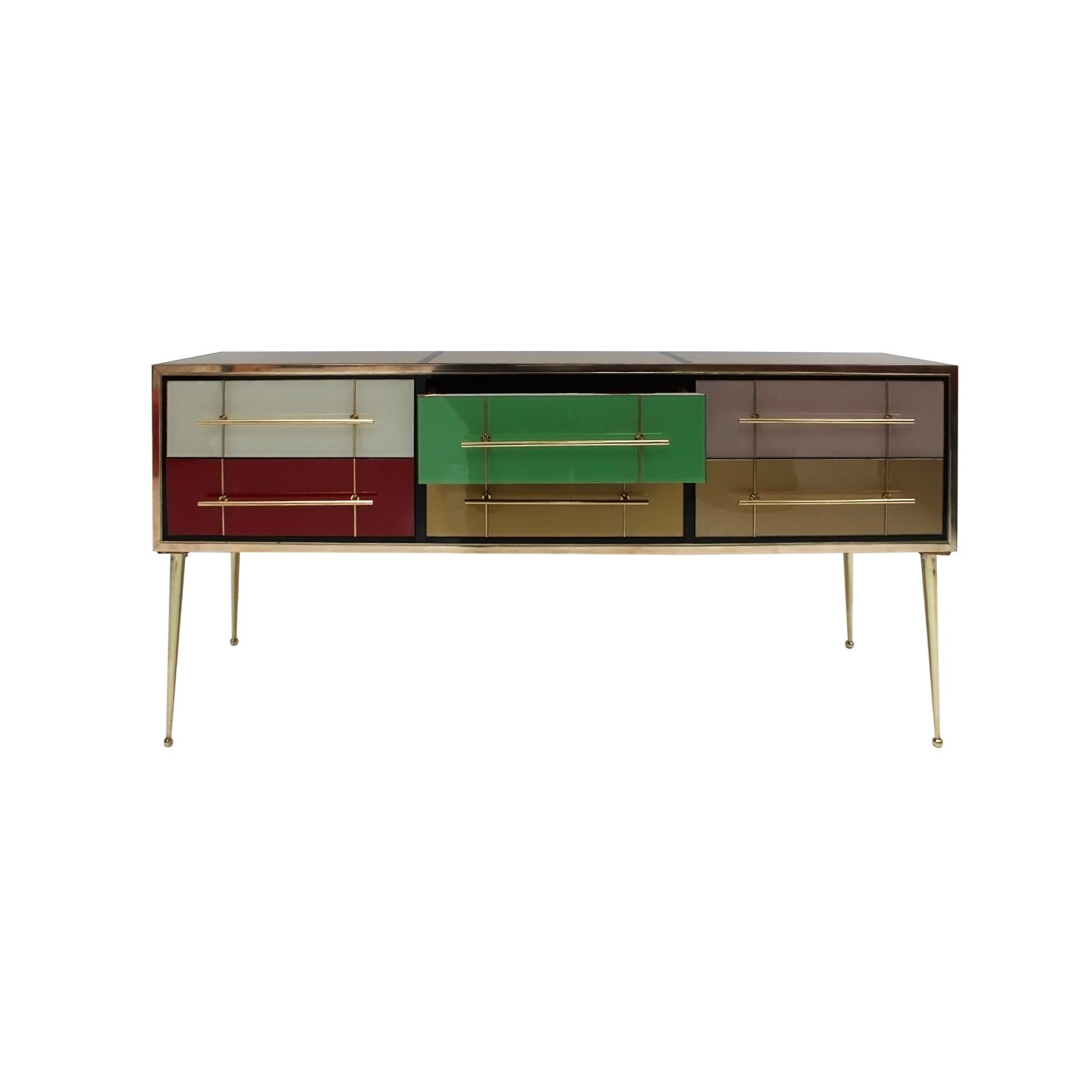 Italienisches Mid-Century-Modern-Sideboard aus Massivholz und farbigem Glas, 1950er Jahre (Messing) im Angebot