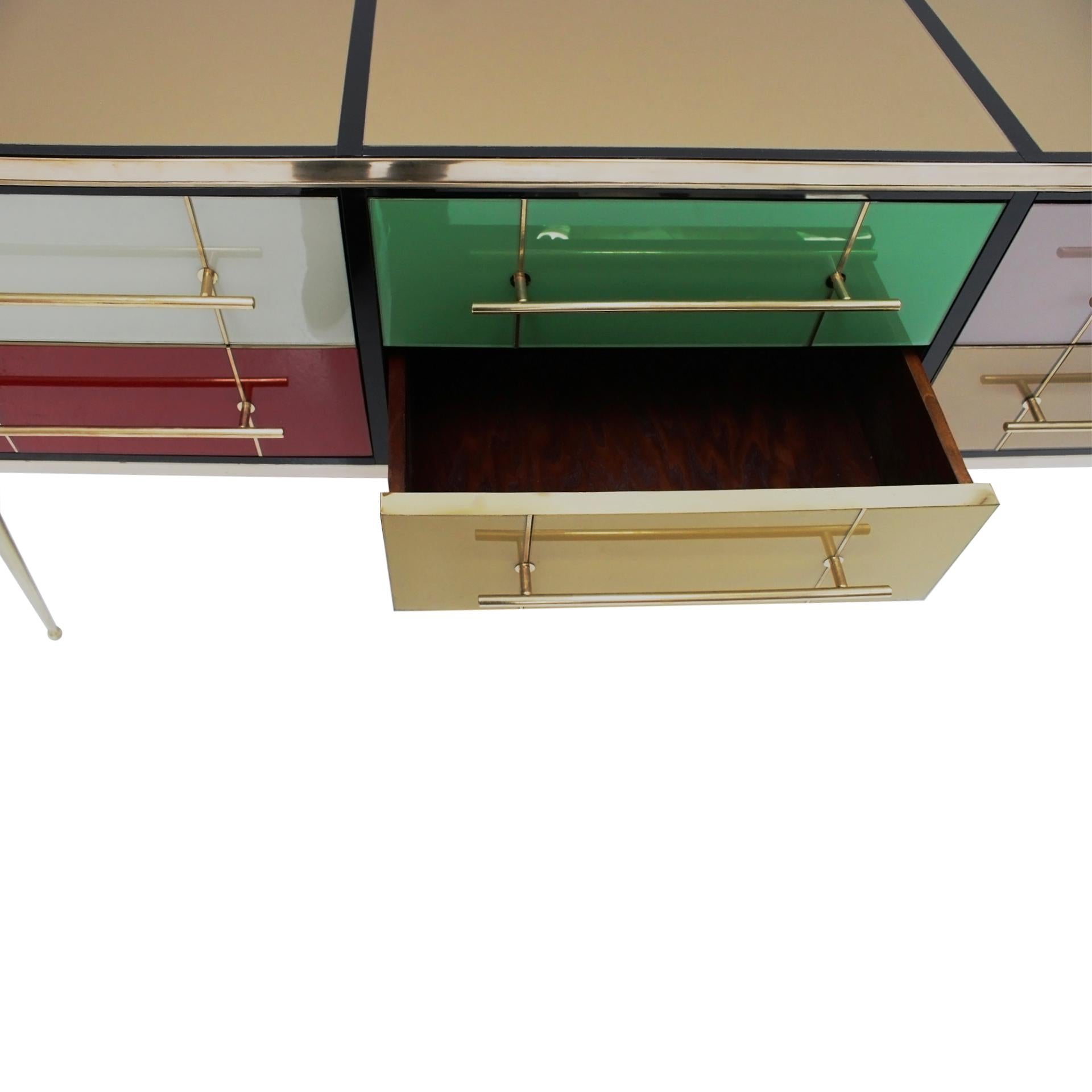 Italienisches Mid-Century-Modern-Sideboard aus Massivholz und farbigem Glas, 1950er Jahre im Angebot 1