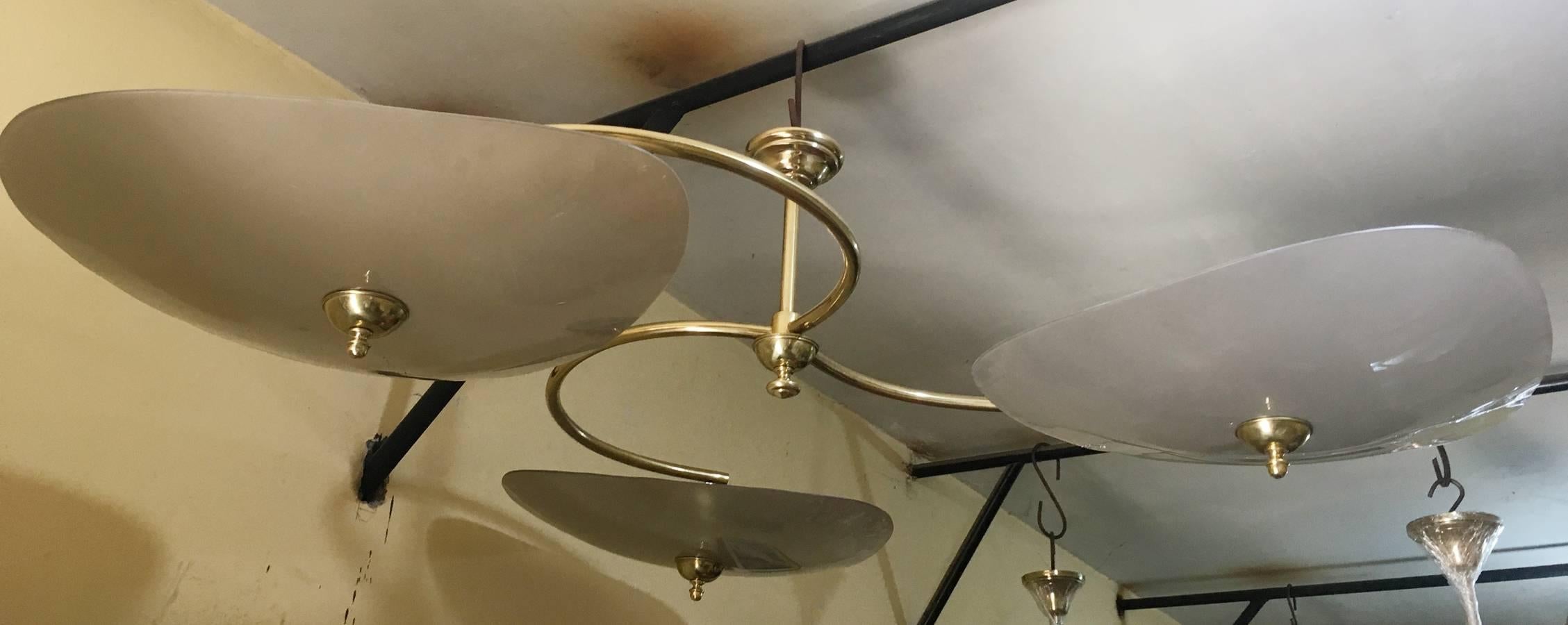 Lampadario italiano in stile Midcentury Moderne in vetro e doratura In condizioni buone in vendita a New York, NY