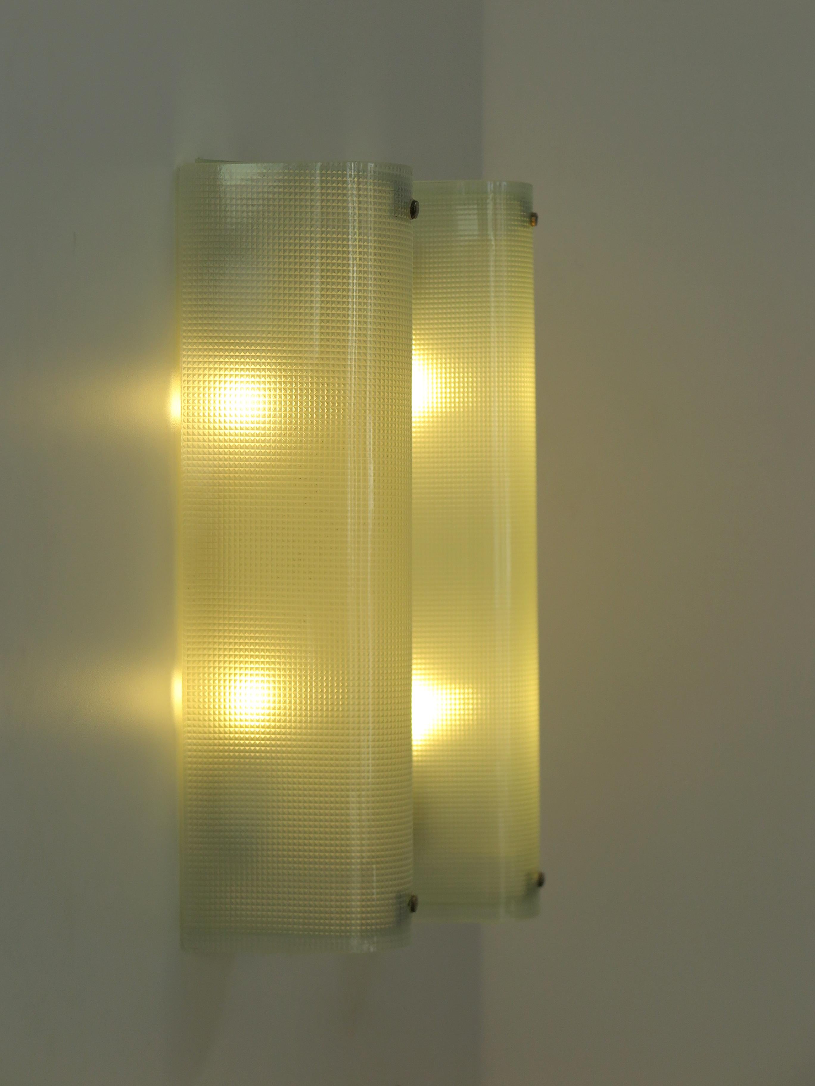 Italian midcentury modern design sconces wall lamps with internal metal structure and bent and molded glass diffusers, Italy 1950s.
Different heights
Measurements from the left:
- height 49 cm - width 11 cm - depth 12.5 cm
- height 55.5 cm - width