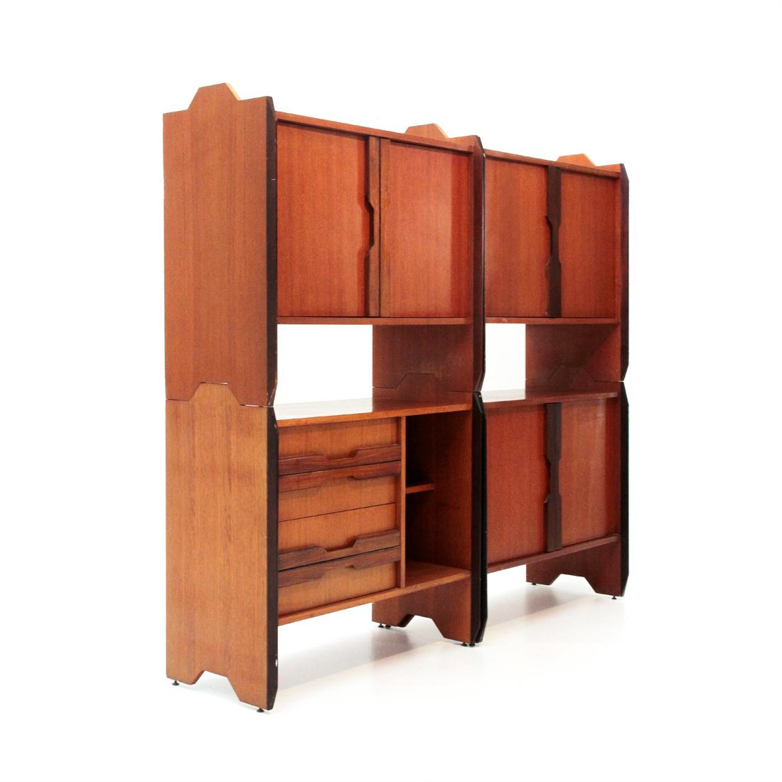 Belief produced by the F3 of the Merati di Muggiò brothers in the 1960s.
Four modules with veneered wood structure.
Three with door opening and inside shelf and one with four drawers.
Front edges in dark stained jade-cut wood.
Handles in shaped