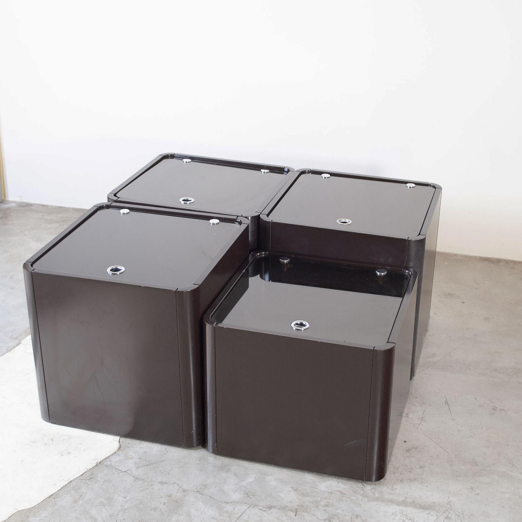 Italienischer modularer Satz von vier Boxen aus der Mitte des Jahrhunderts 1970er Jahre (Moderne der Mitte des Jahrhunderts) im Angebot