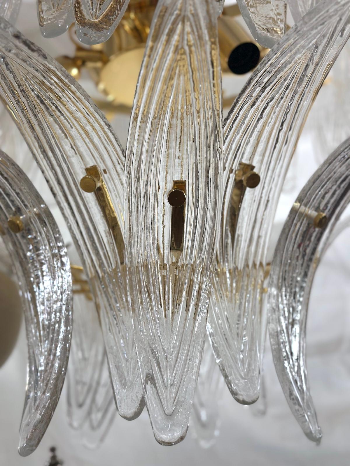 Lustre italien des années 1960 en métal doré et verre moulé avec 6 lumières intérieures.

Mesures :
Hauteur de chute actuelle : 31