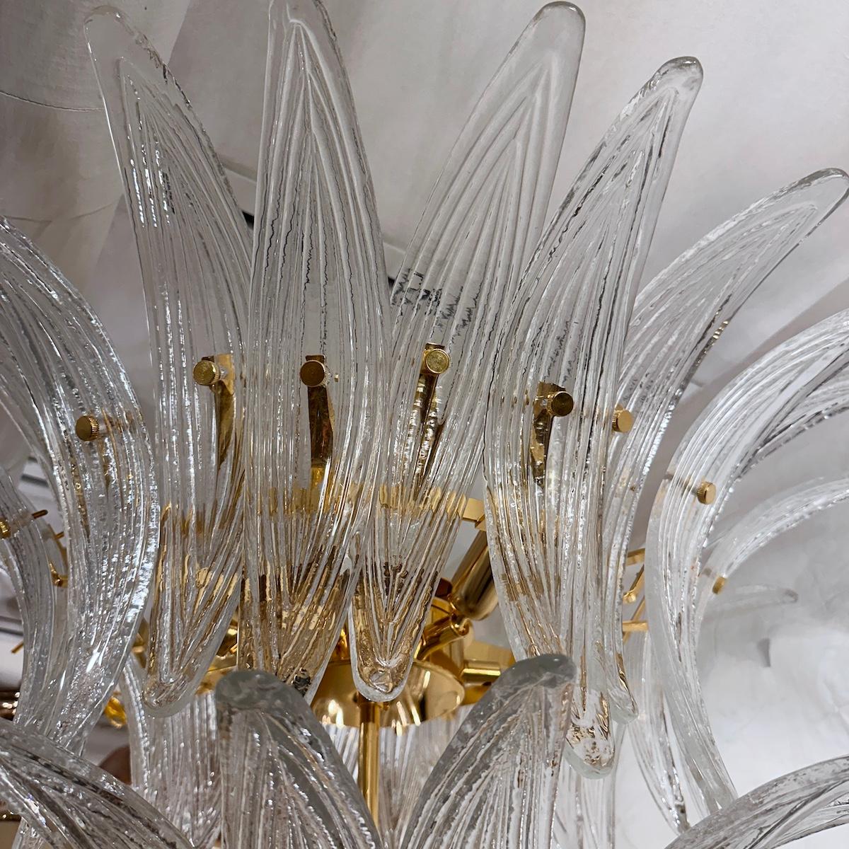 Lustre en verre moulé italien du milieu du siècle Bon état - En vente à New York, NY