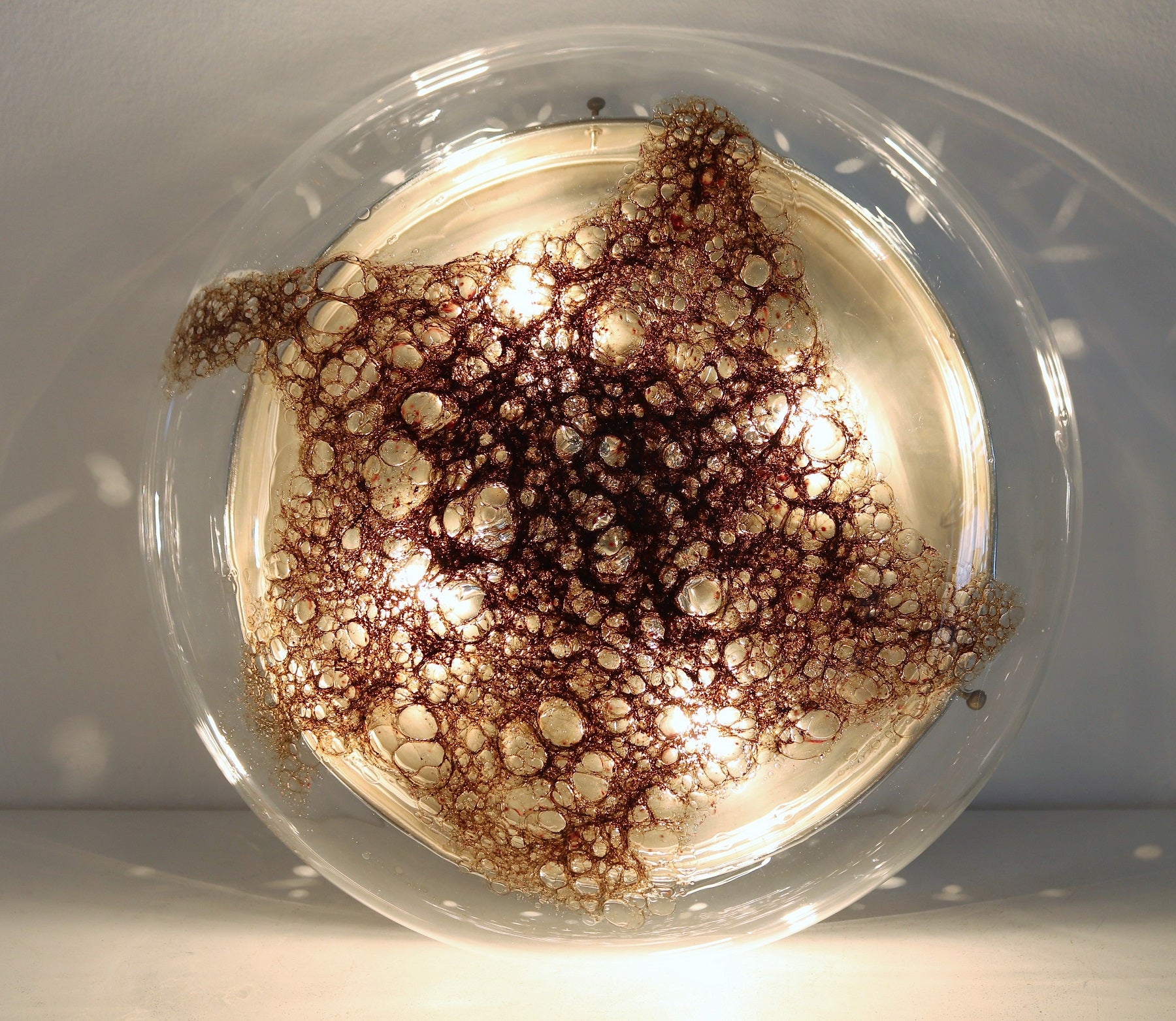 Magnifique lampe à encastrer ou applique murale produite à La Murrina, Murano, Italie, dans les années 1970.
Le beau verre est en verre de Murano avec des bulles intérieures en brun foncé avec des points rouges et laisse un bel effet surtout