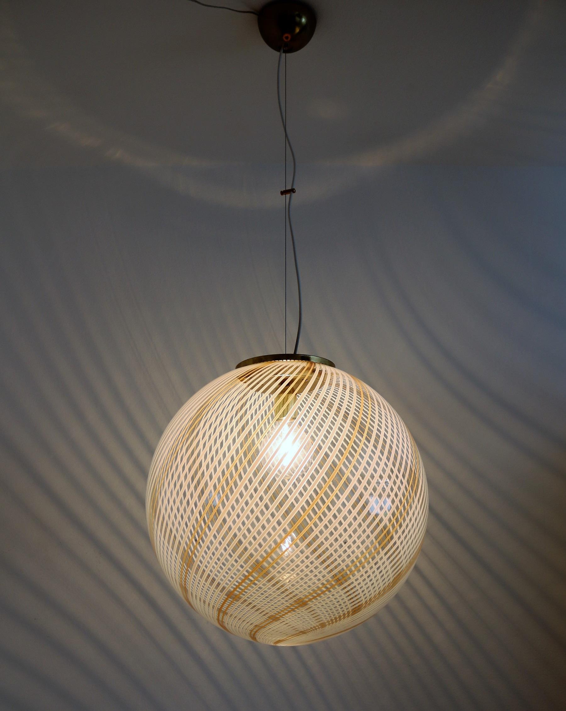 Italian Midcentury Murano Extra Large Globe Chandelier with Swirl Glass, 1970s In Good Condition In Morazzone, Varese