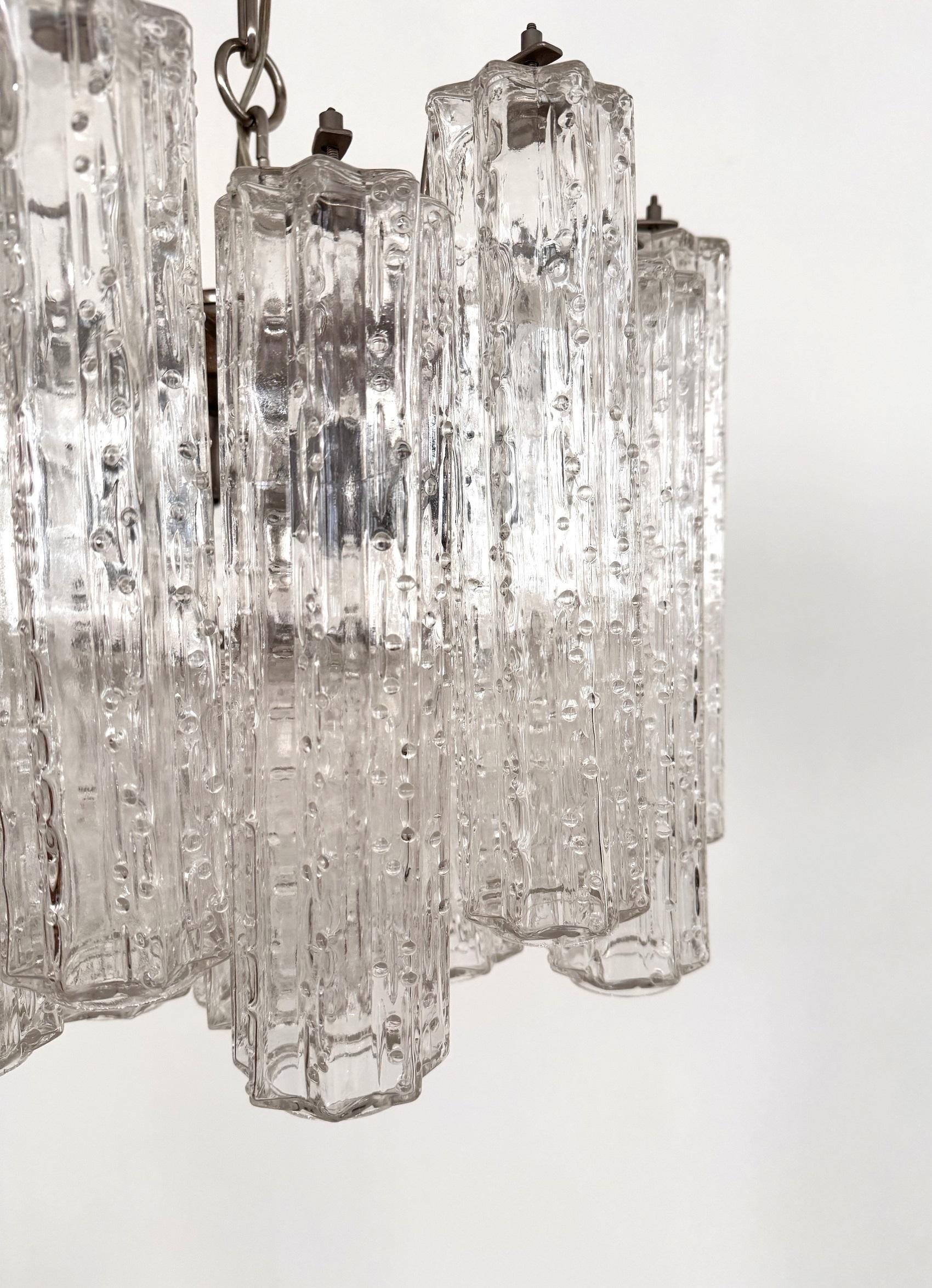 20ième siècle Italian Midcentury Murano Glass Chandelier with 24 glass tubes, 1960s en vente