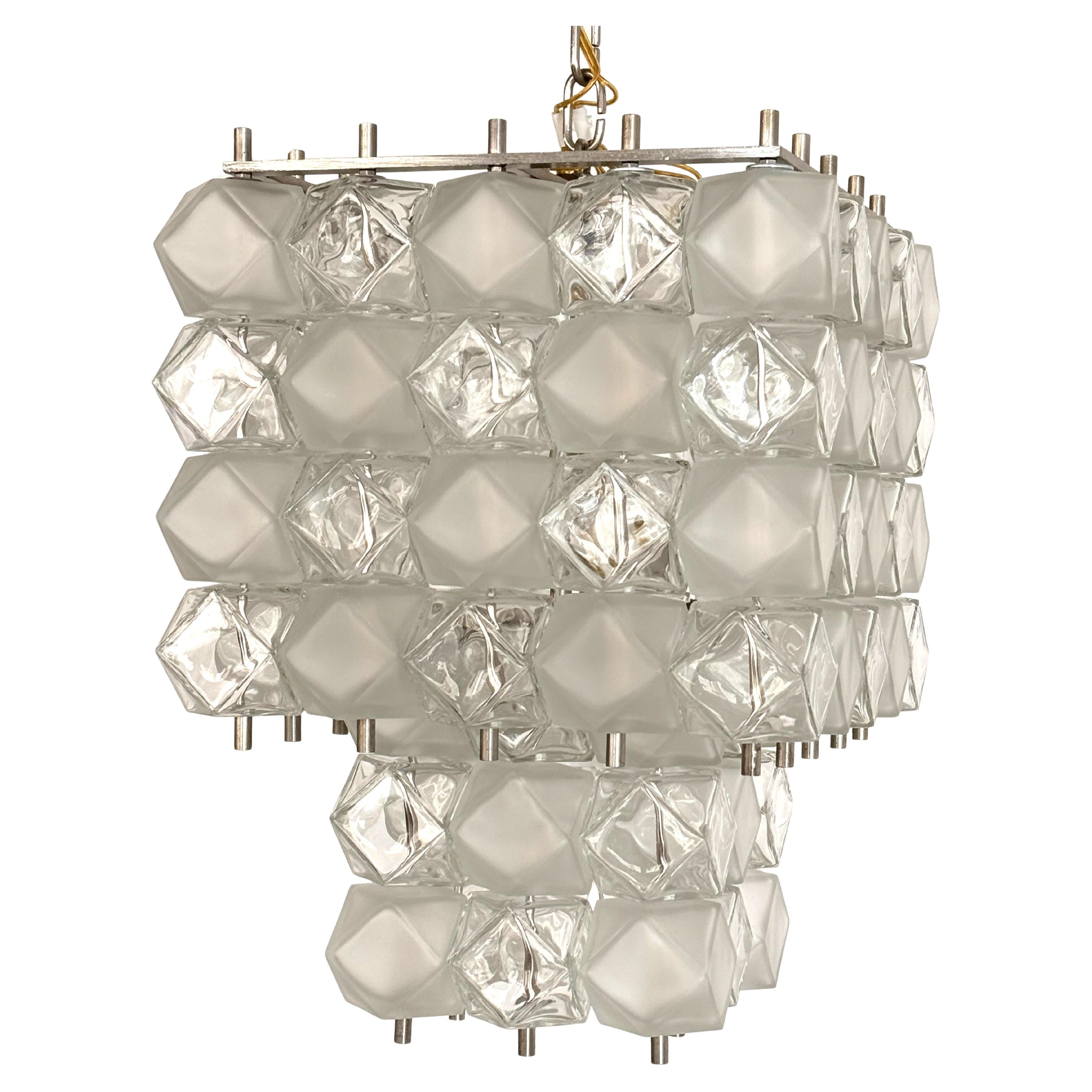 Araña geométrica italiana de cristal de Murano de mediados de siglo, por Interlux, años 60

Preciosa y rara araña italiana de cubos hexagonales de cristal de Murano de gran efecto decorativo.
El color es claro y blanco satinado.
Montada en un