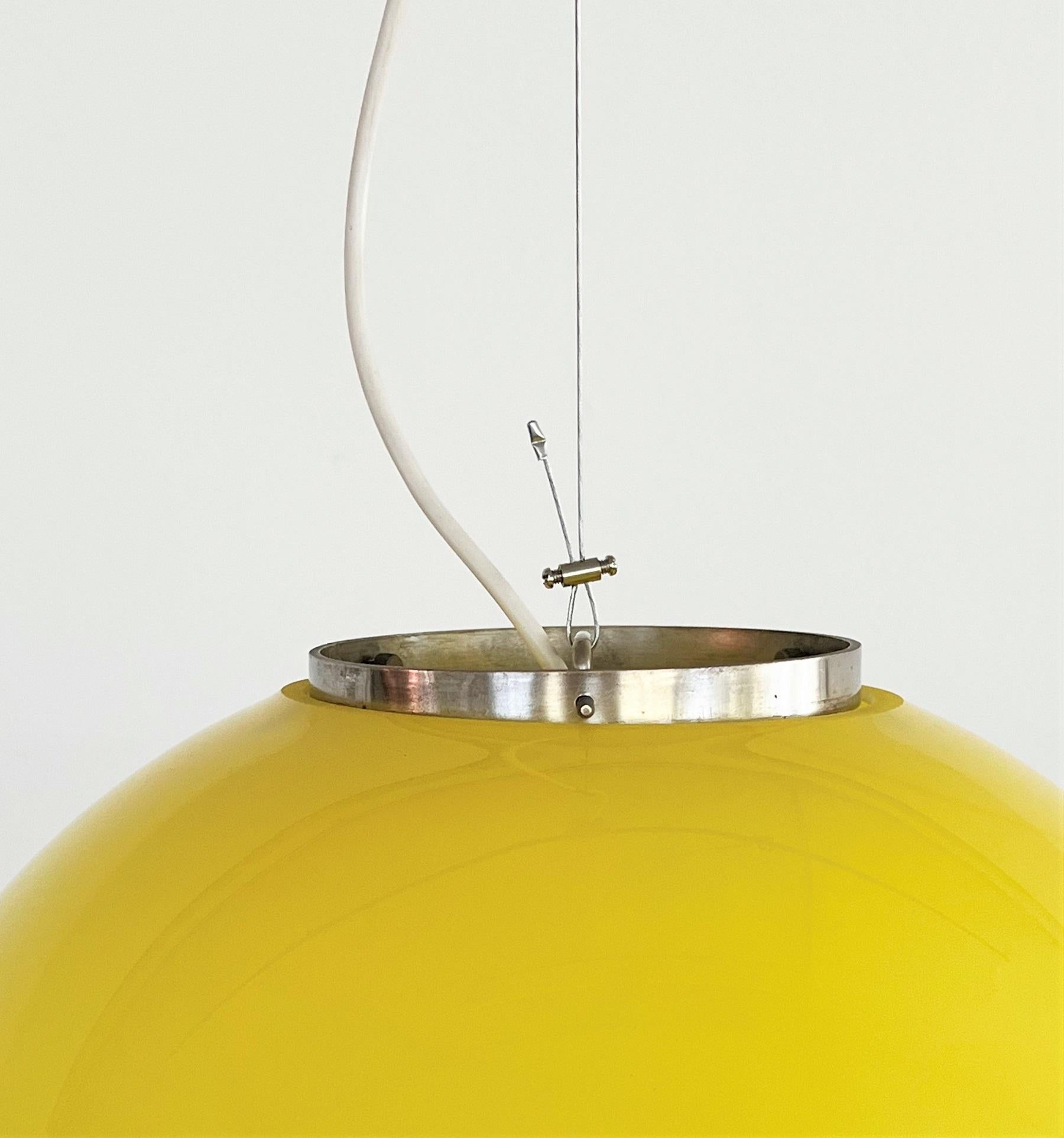 Italian Midcentury Murano Glass Globe Chandelier in Yellow and Plated Brass For Sale 4