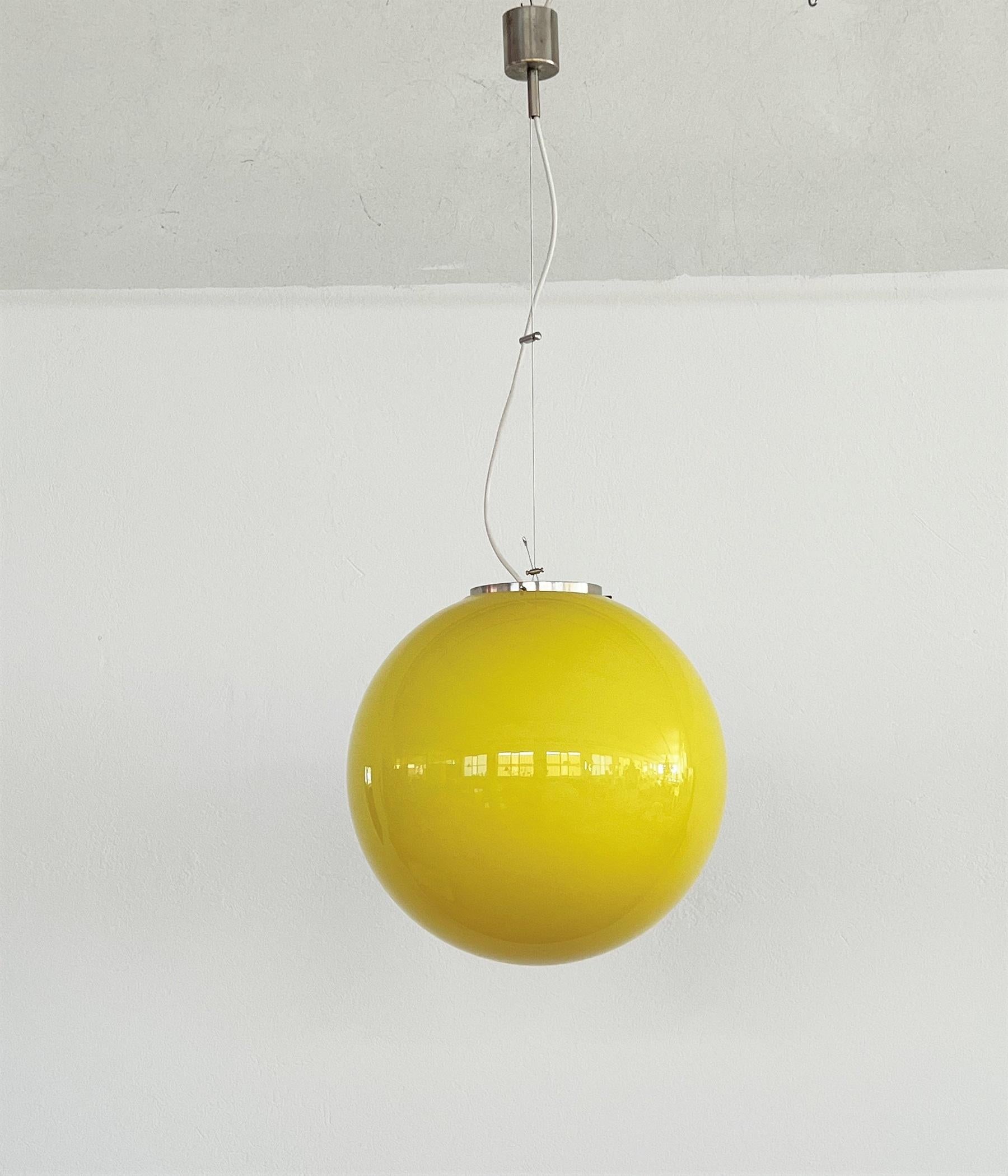 Italian Midcentury Murano Glass Globe Chandelier in Yellow and Plated Brass For Sale 5