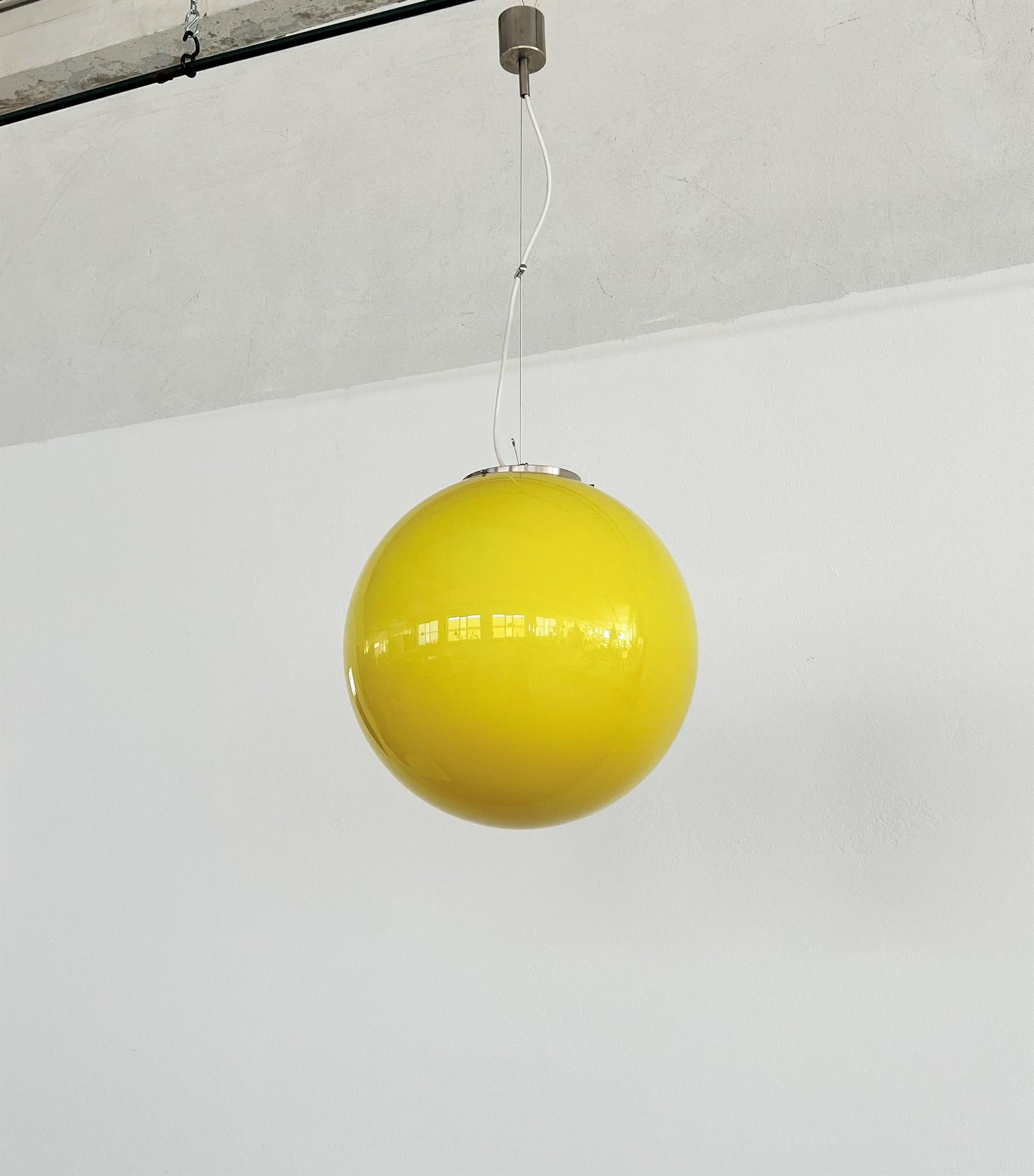 Italian Midcentury Murano Glass Globe Chandelier in Yellow and Plated Brass For Sale 6