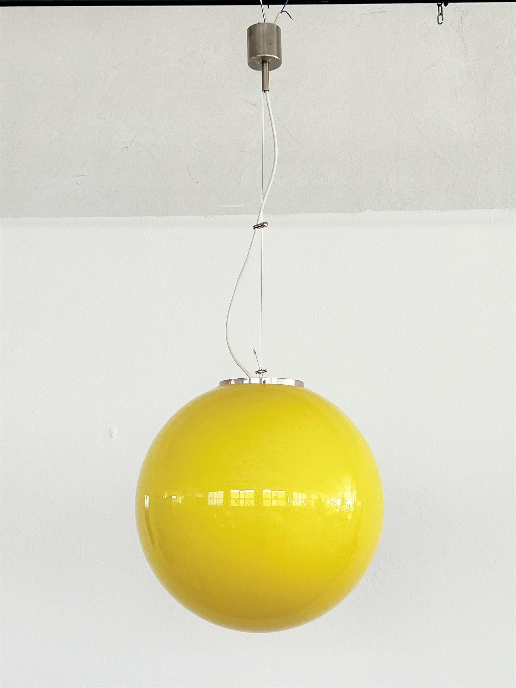 Italian Midcentury Murano Glass Globe Chandelier in Yellow and Plated Brass For Sale 11