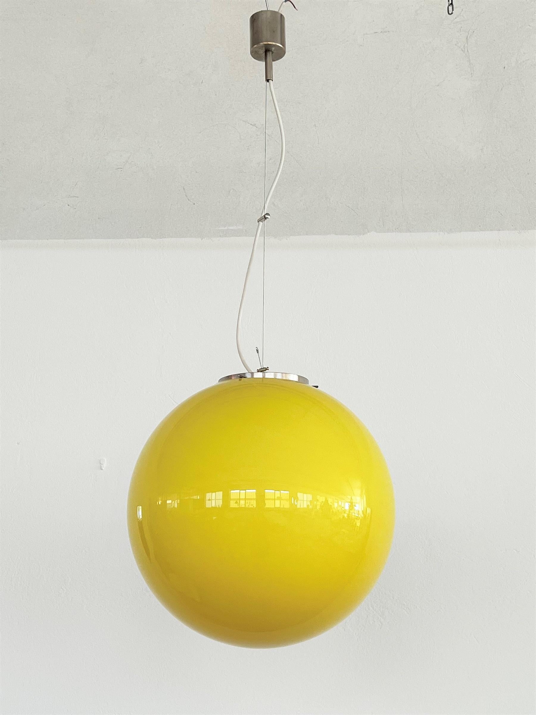 Late 20th Century Italian Midcentury Murano Glass Globe Chandelier in Yellow and Plated Brass For Sale