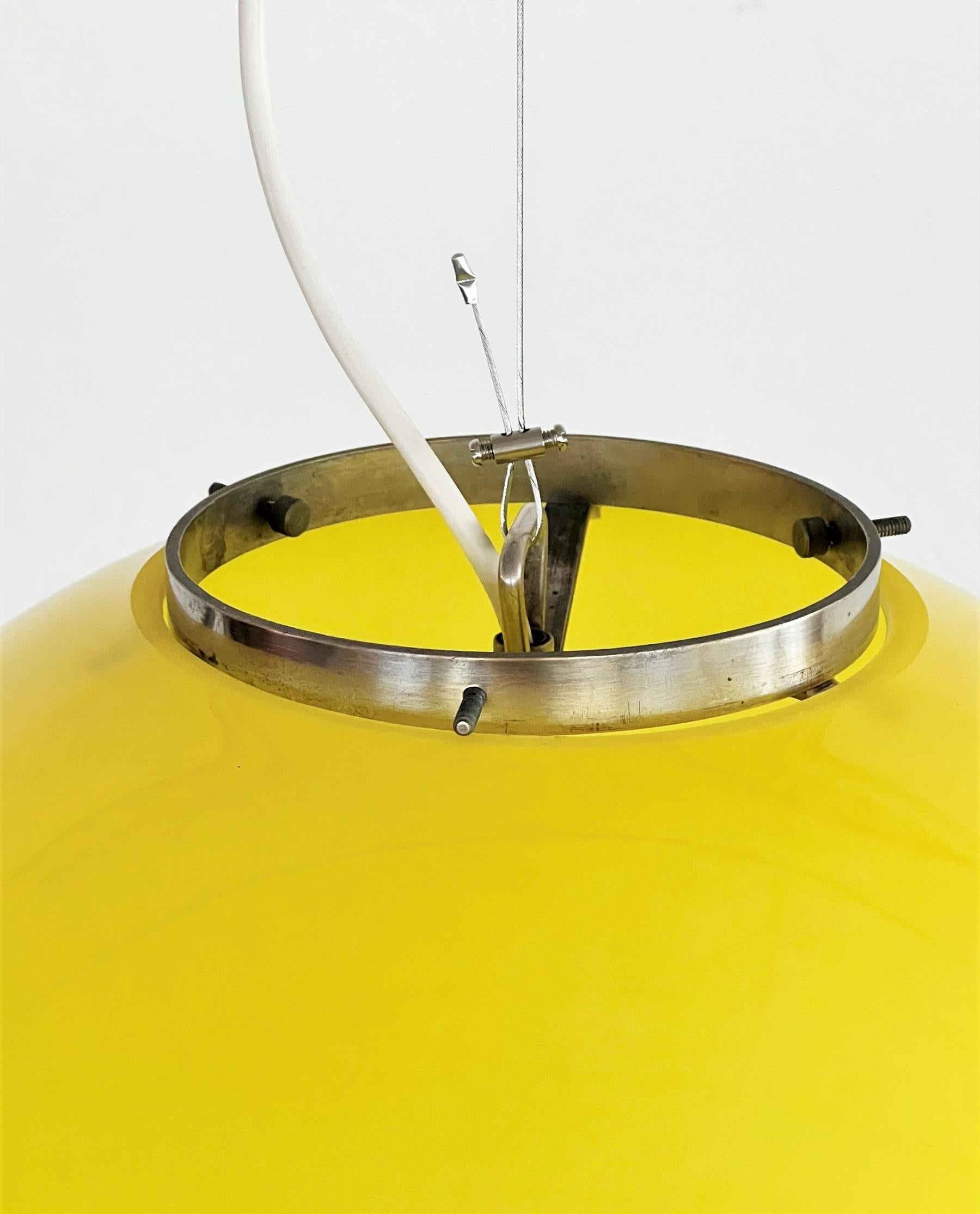Italian Midcentury Murano Glass Globe Chandelier in Yellow and Plated Brass For Sale 1