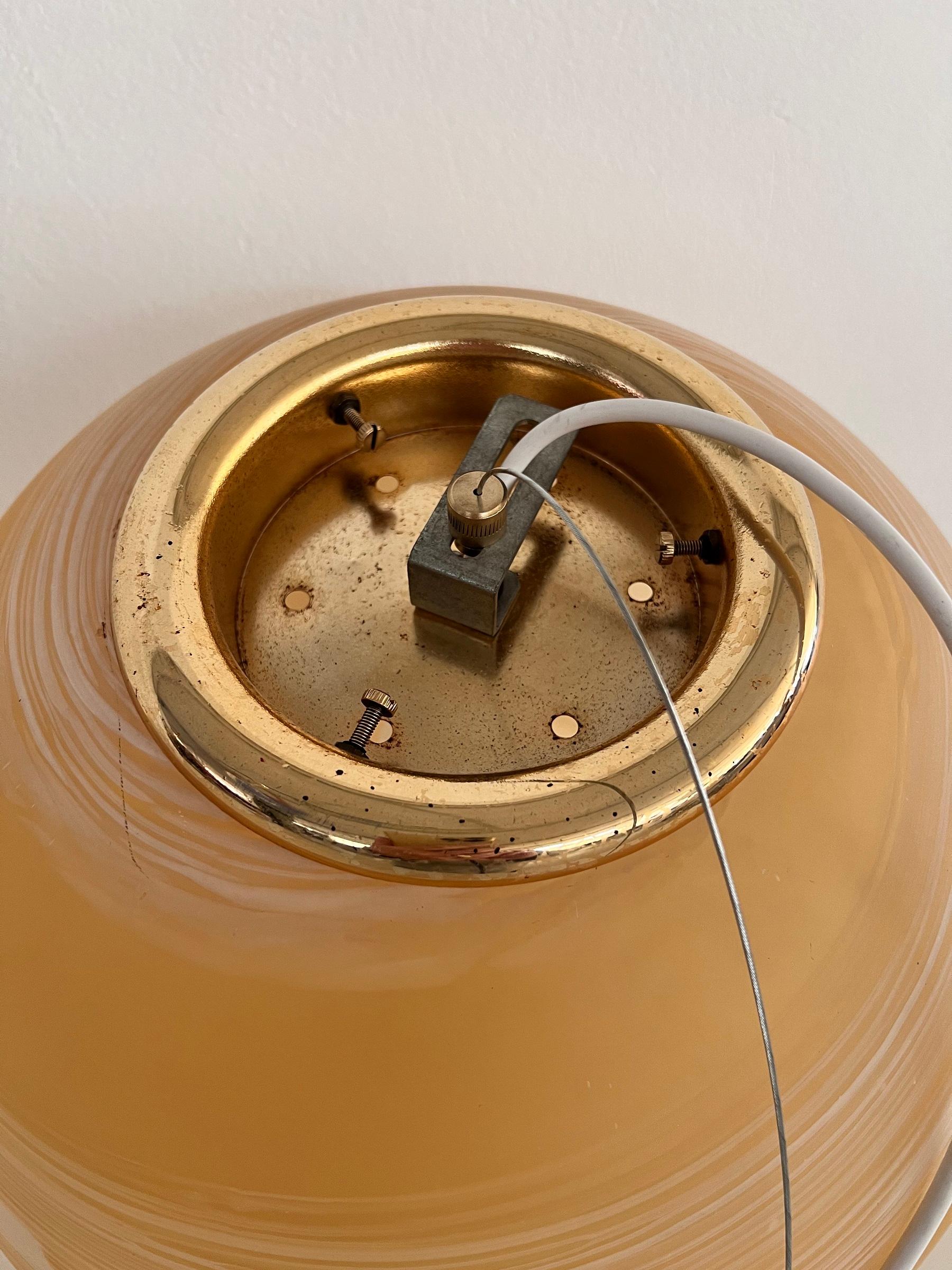 Italienischer Muranoglas-Kugelkronleuchter aus der Mitte des Jahrhunderts mit Messingdetails, 1970er Jahre im Angebot 5
