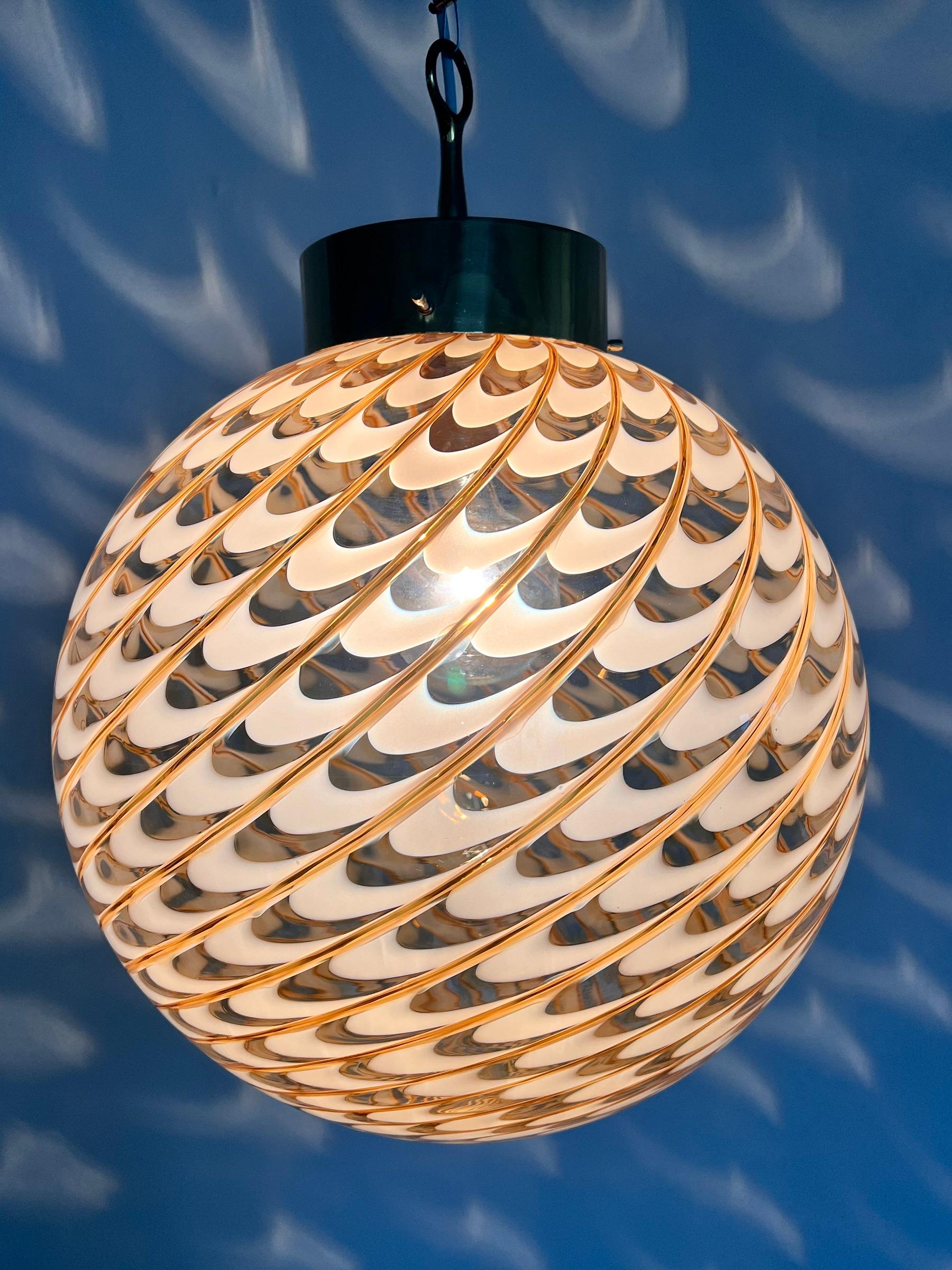 Lustre à globe en verre de Murano italien du milieu du siècle dernier avec détails en laiton, 1970 en vente 6