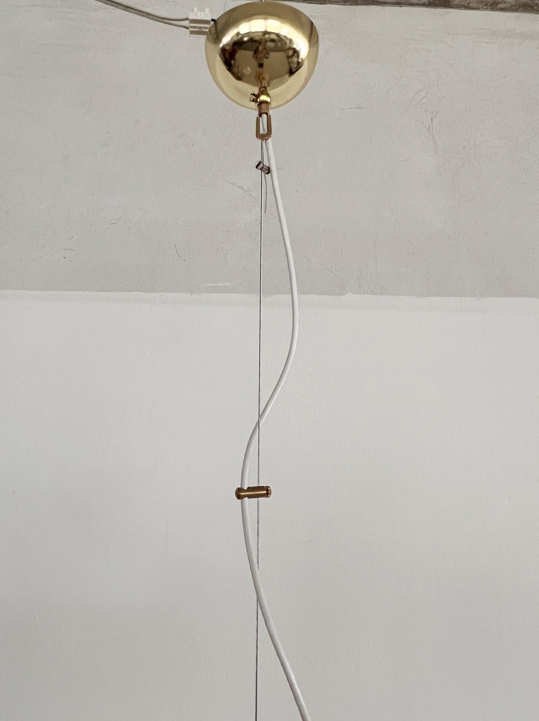 Italienischer Muranoglas-Kugelkronleuchter aus der Mitte des Jahrhunderts mit Messingdetails, 1970er Jahre im Angebot 8