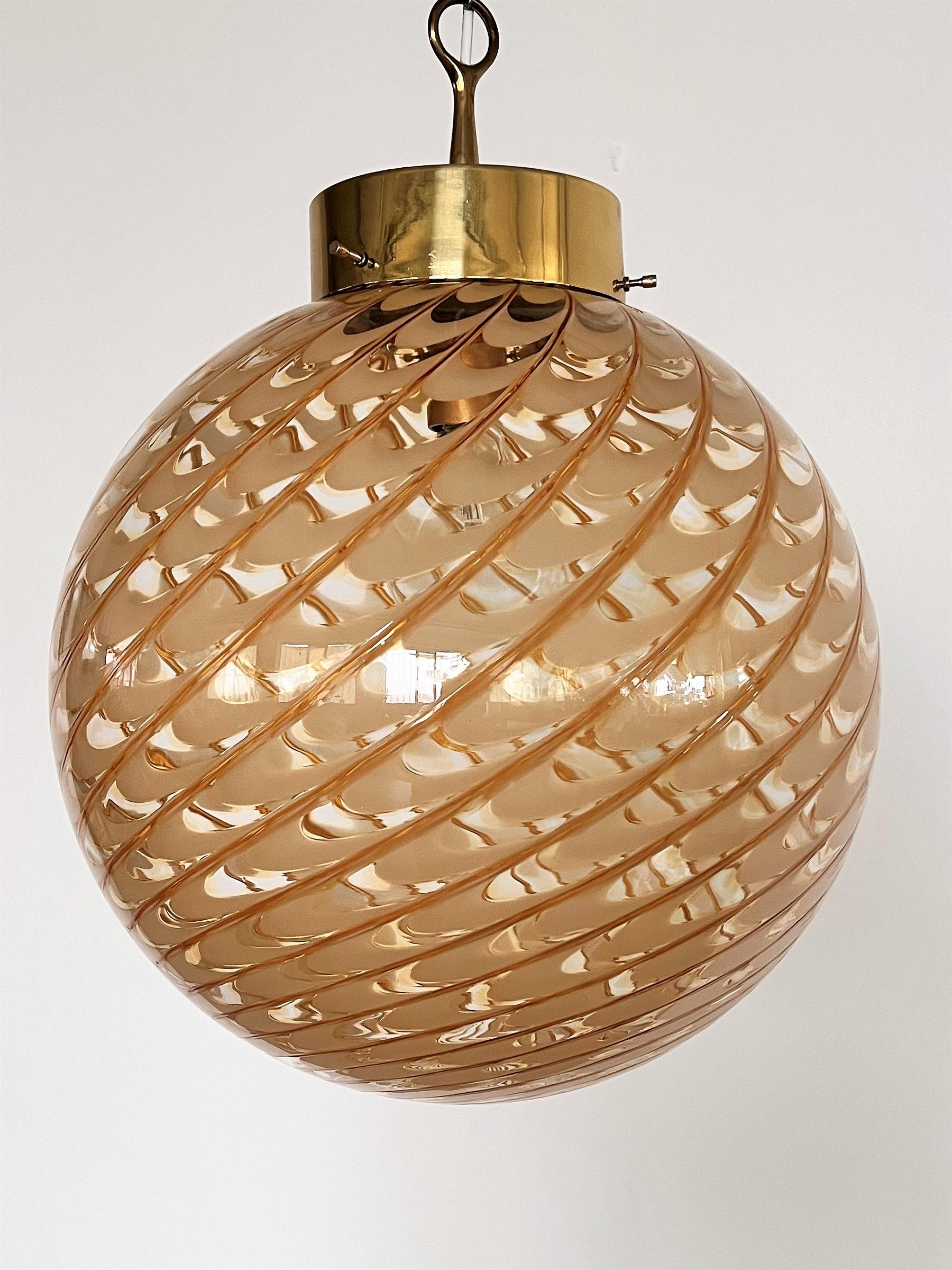 Laiton Lustre à globe en verre de Murano italien du milieu du siècle dernier avec détails en laiton, 1970 en vente