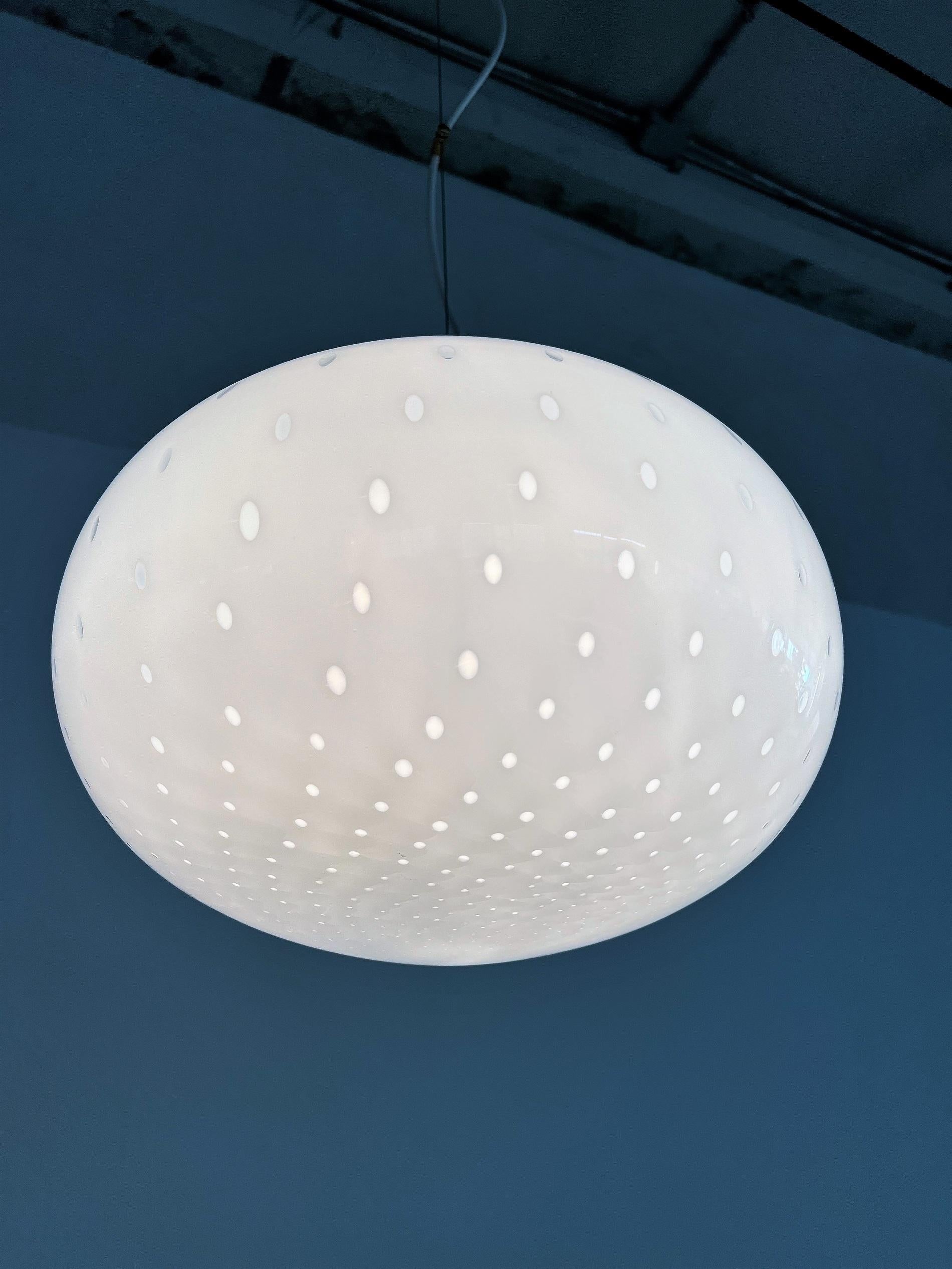 Beautiful and extraordinary Murano glass globe pendant lamp with shiny white Murano glass with dots within the glass and golden metal details.
Made in Italy in the 1970s.
This patterned art glass is the result of extraordinary craftsmanship,